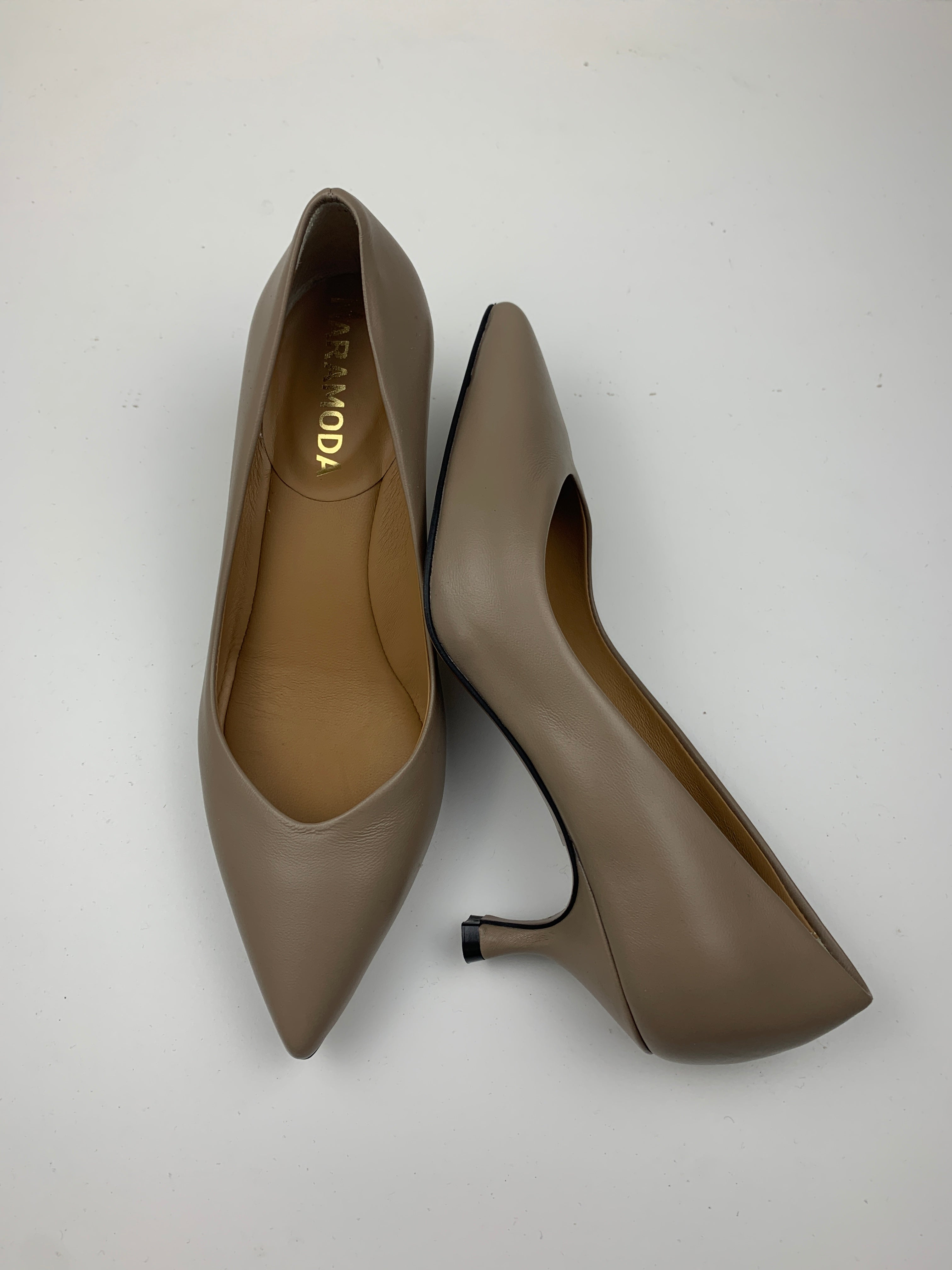 Décolleté Minnie in nappa nera o taupe