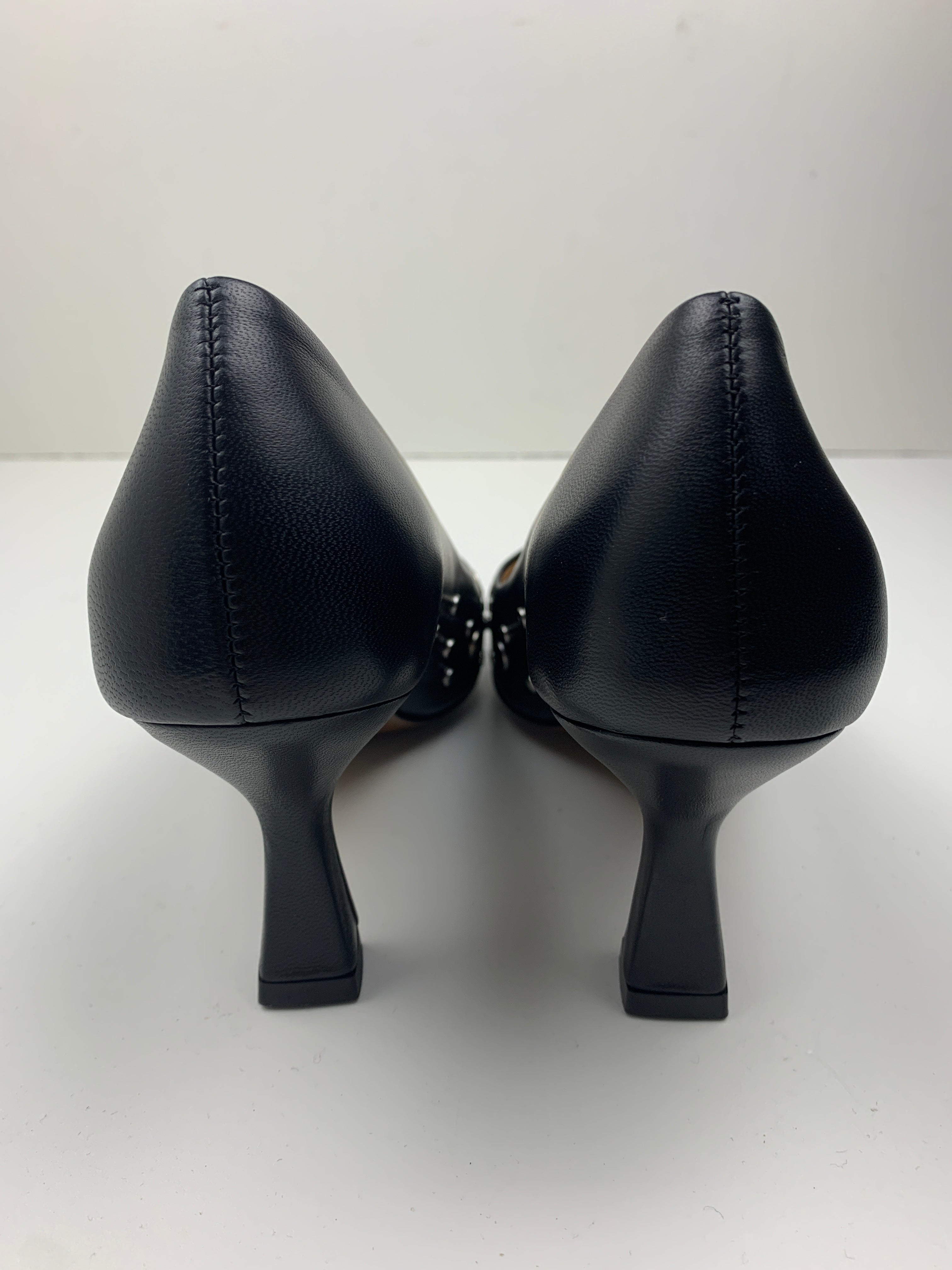 Décolleté Barbara in nero con borchie