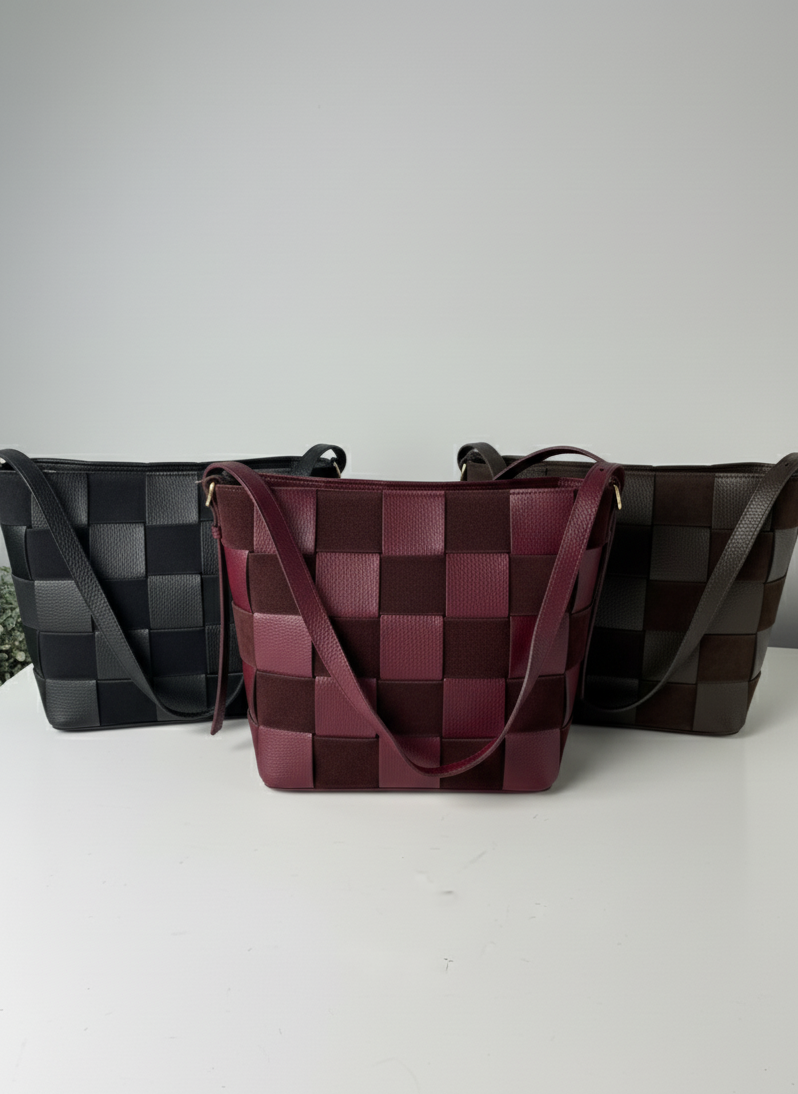 Borsa artigianale con design a scacchiera