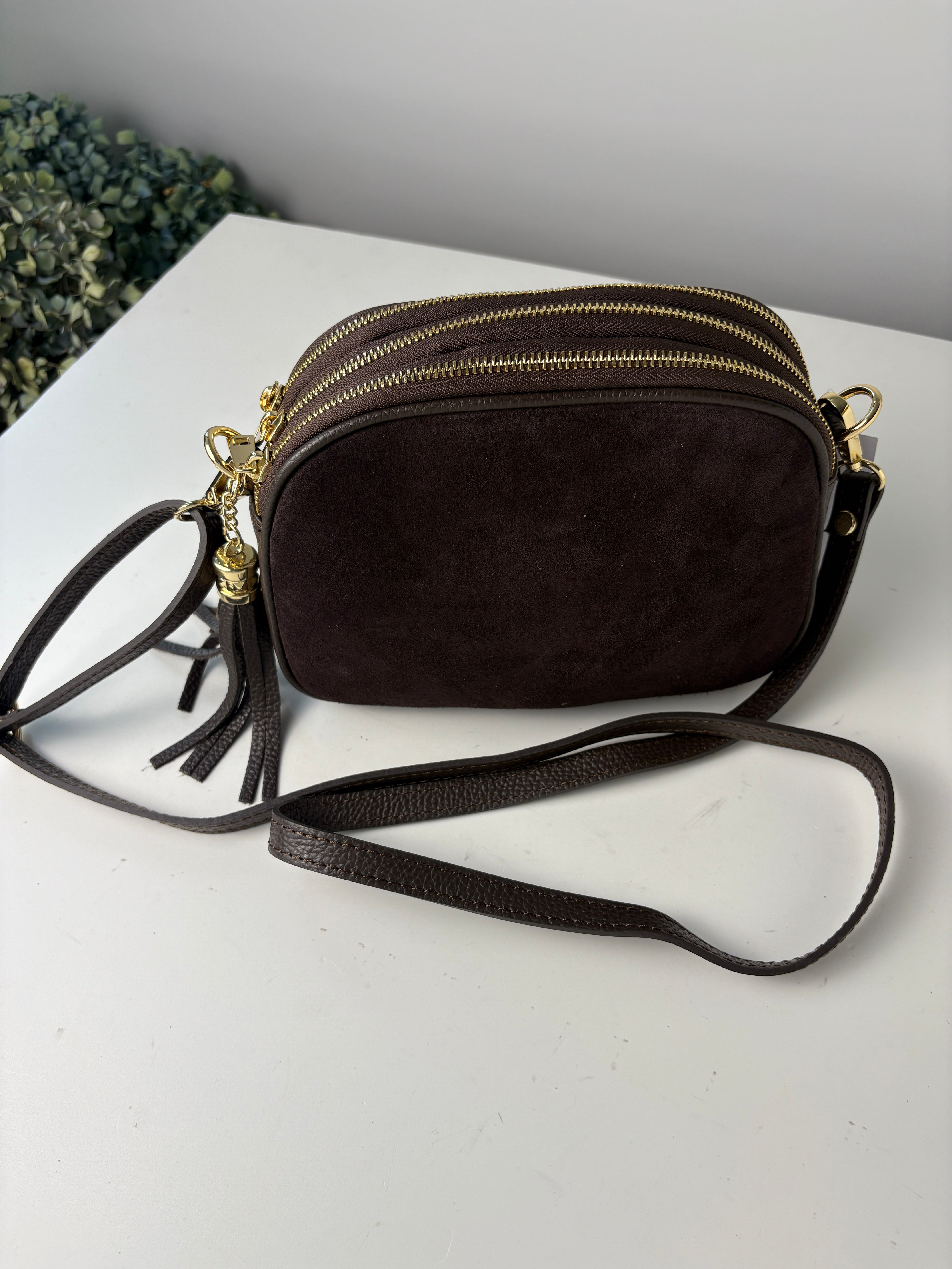 Borsa artigianale in pelle di camoscio e pelle di buccia d'arancia