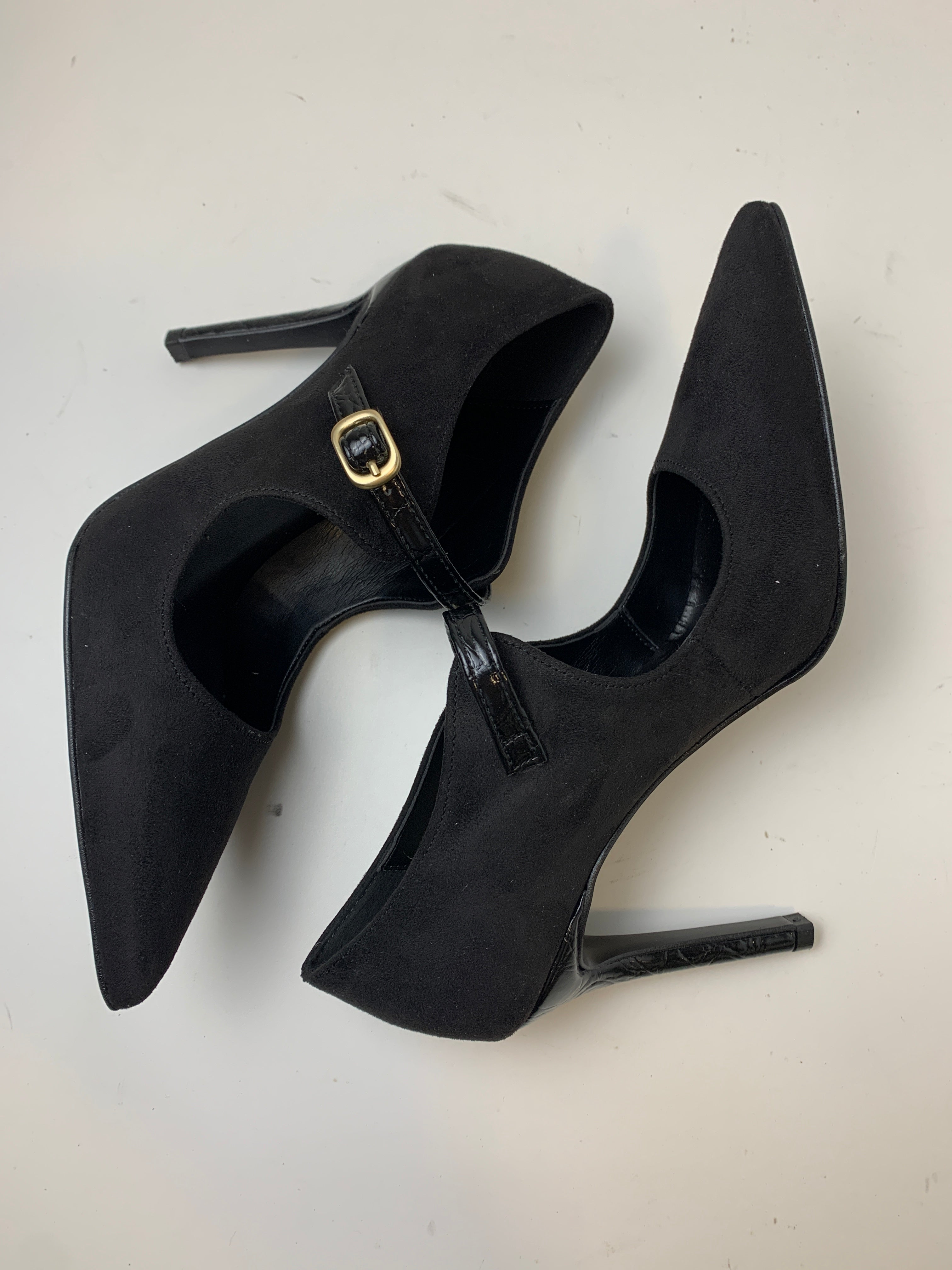 Décolleté Arianna in camoscio nero con cinturino