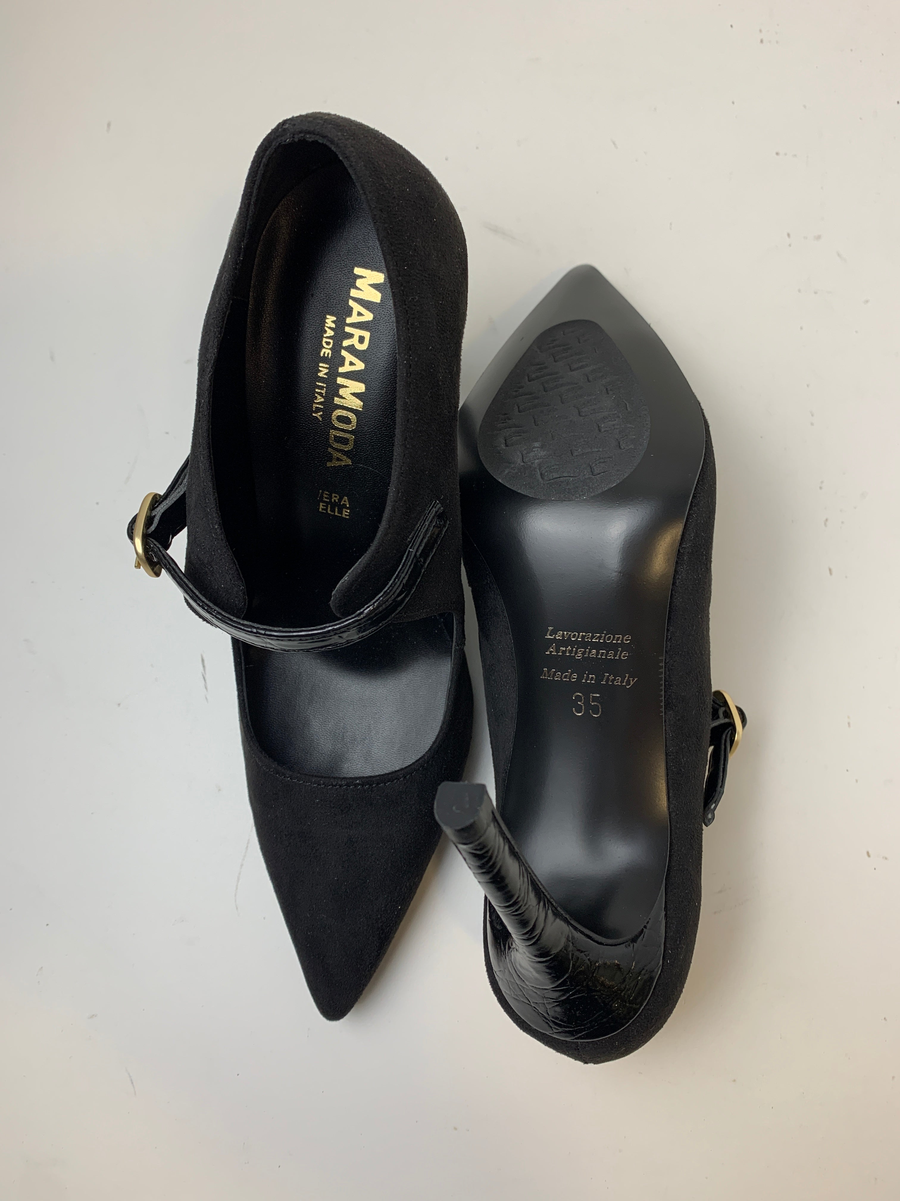Décolleté Arianna in camoscio nero con cinturino