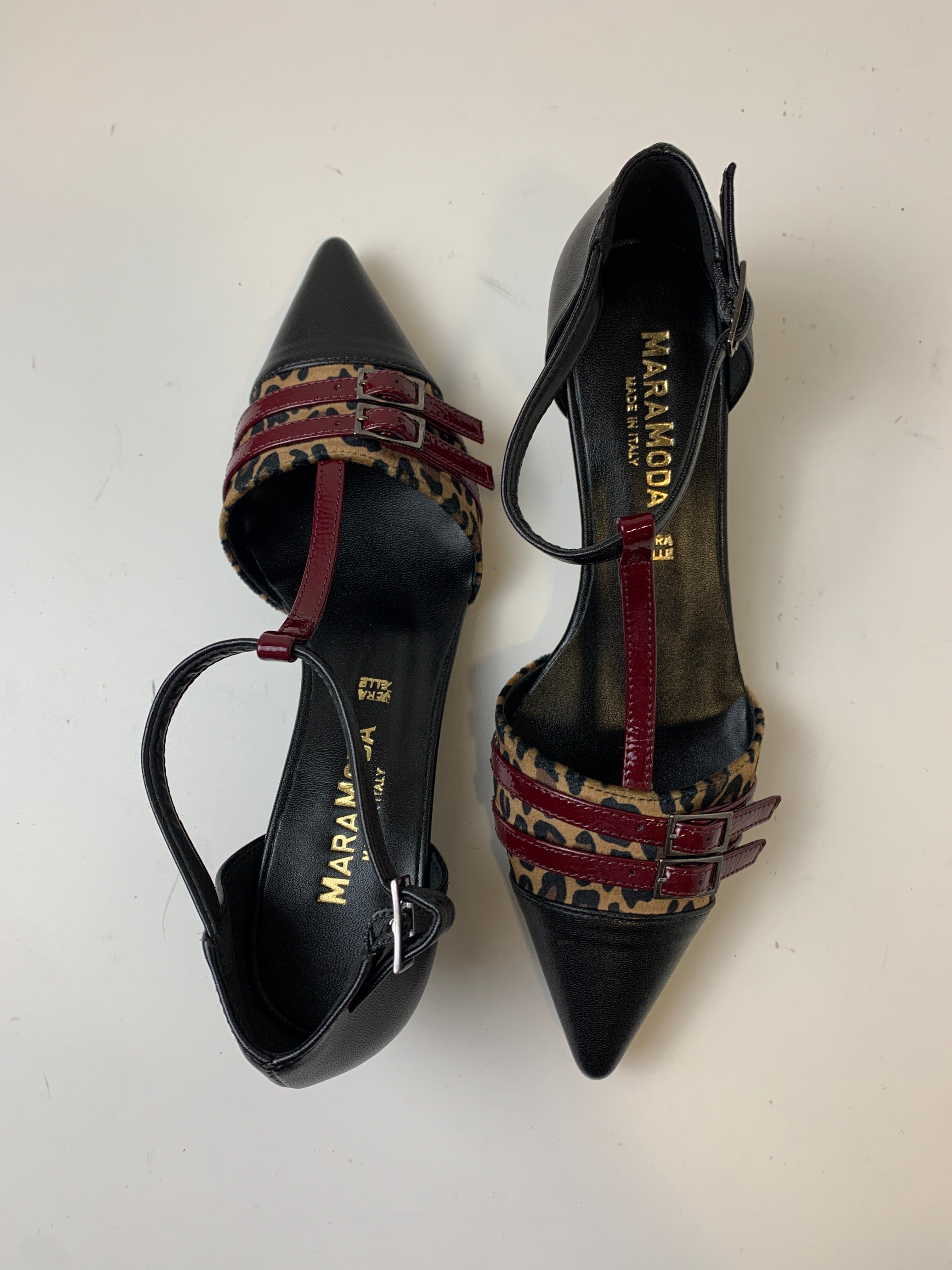 Décolleté Ilaria con cinturino a T e mix di materiali