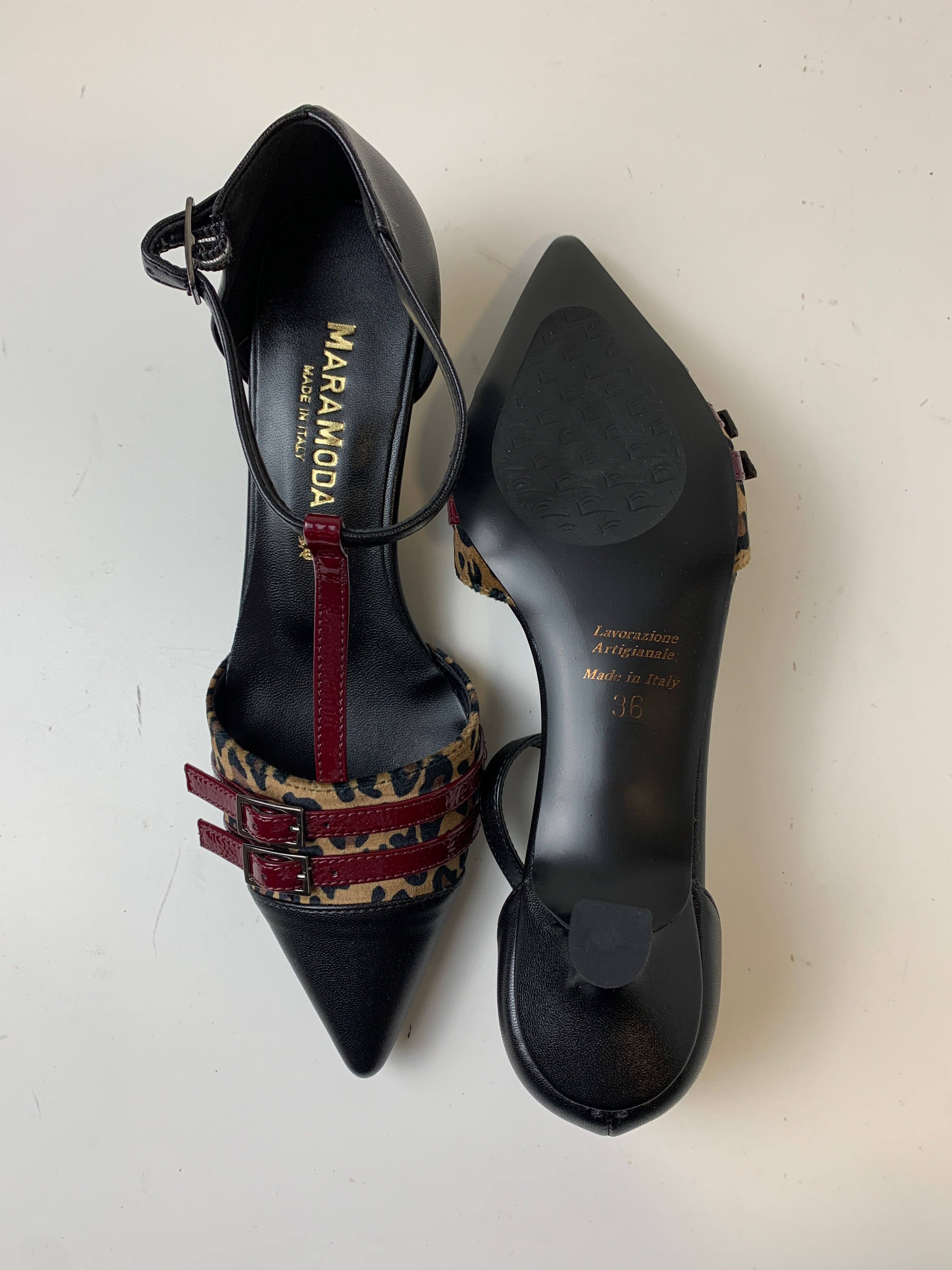 Décolleté Ilaria con cinturino a T e mix di materiali