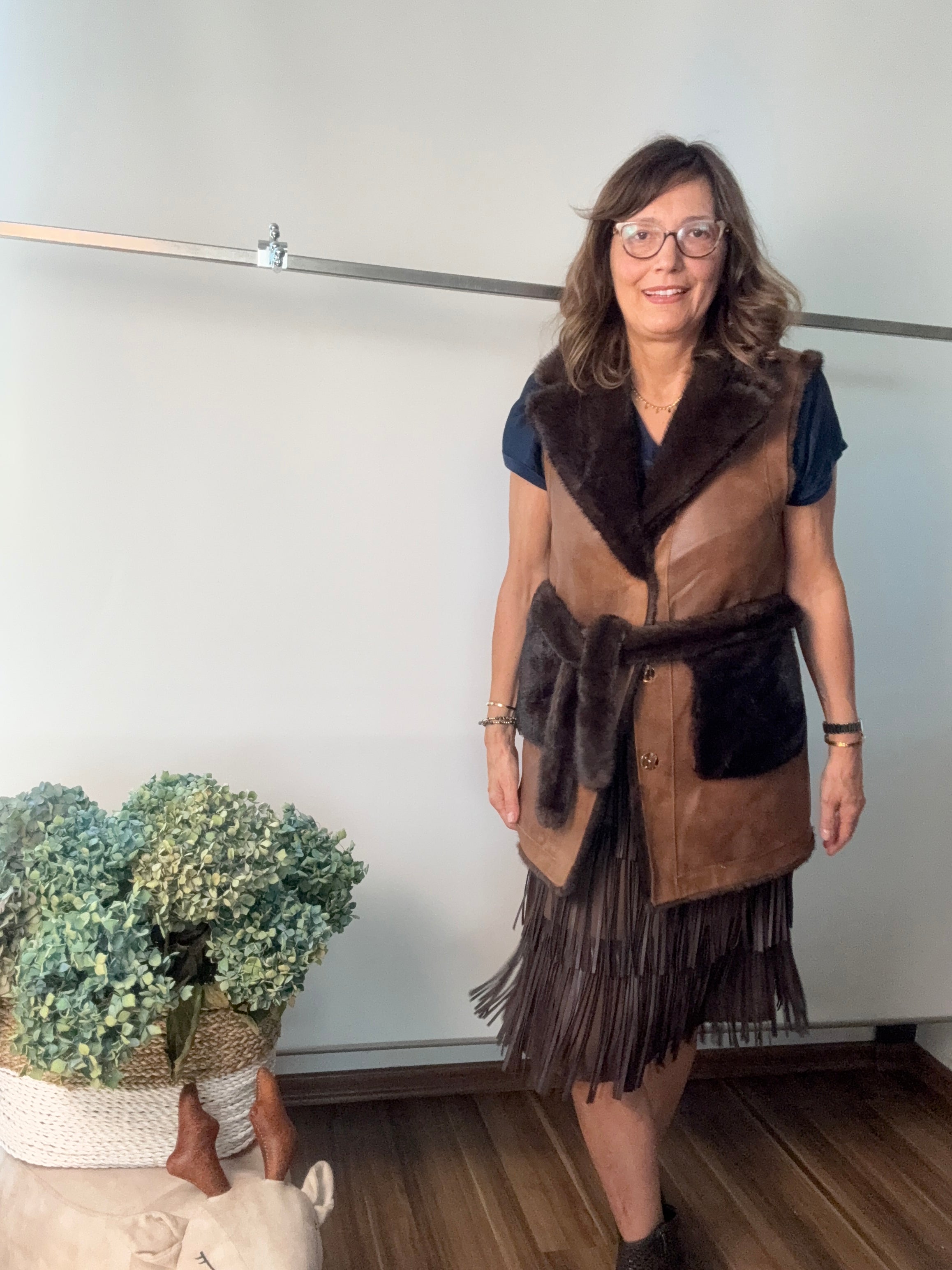 Gilet reversibile in ecopelliccia ed ecomontone con cintura
