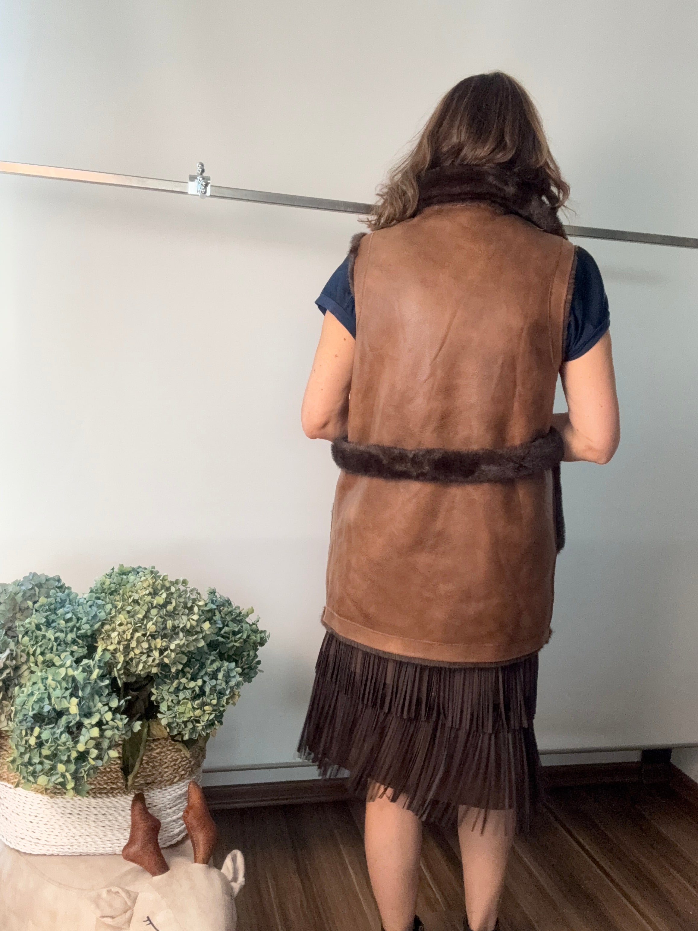 Gilet reversibile in ecopelliccia ed ecomontone con cintura