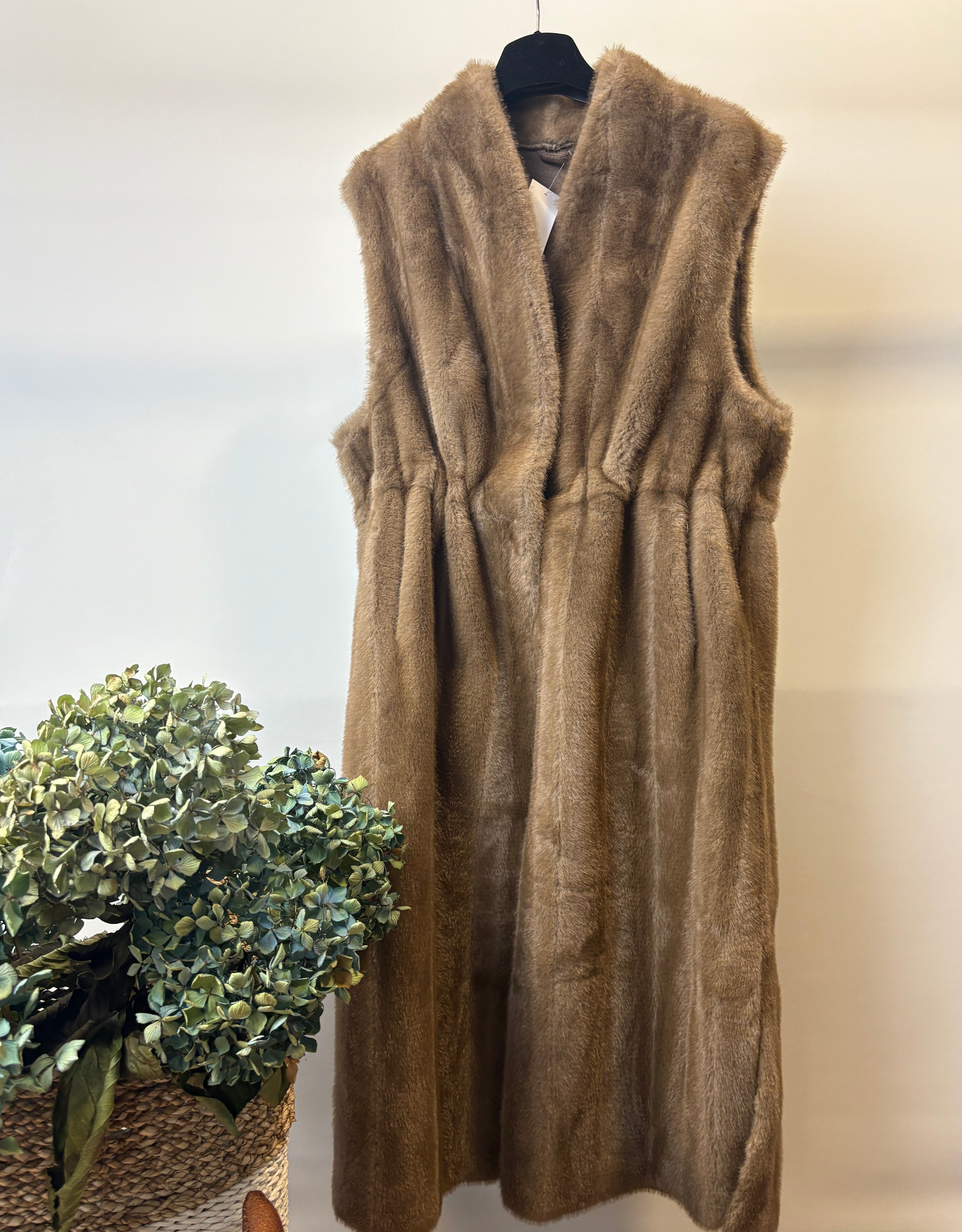 Gilet lungo in ecopelliccia