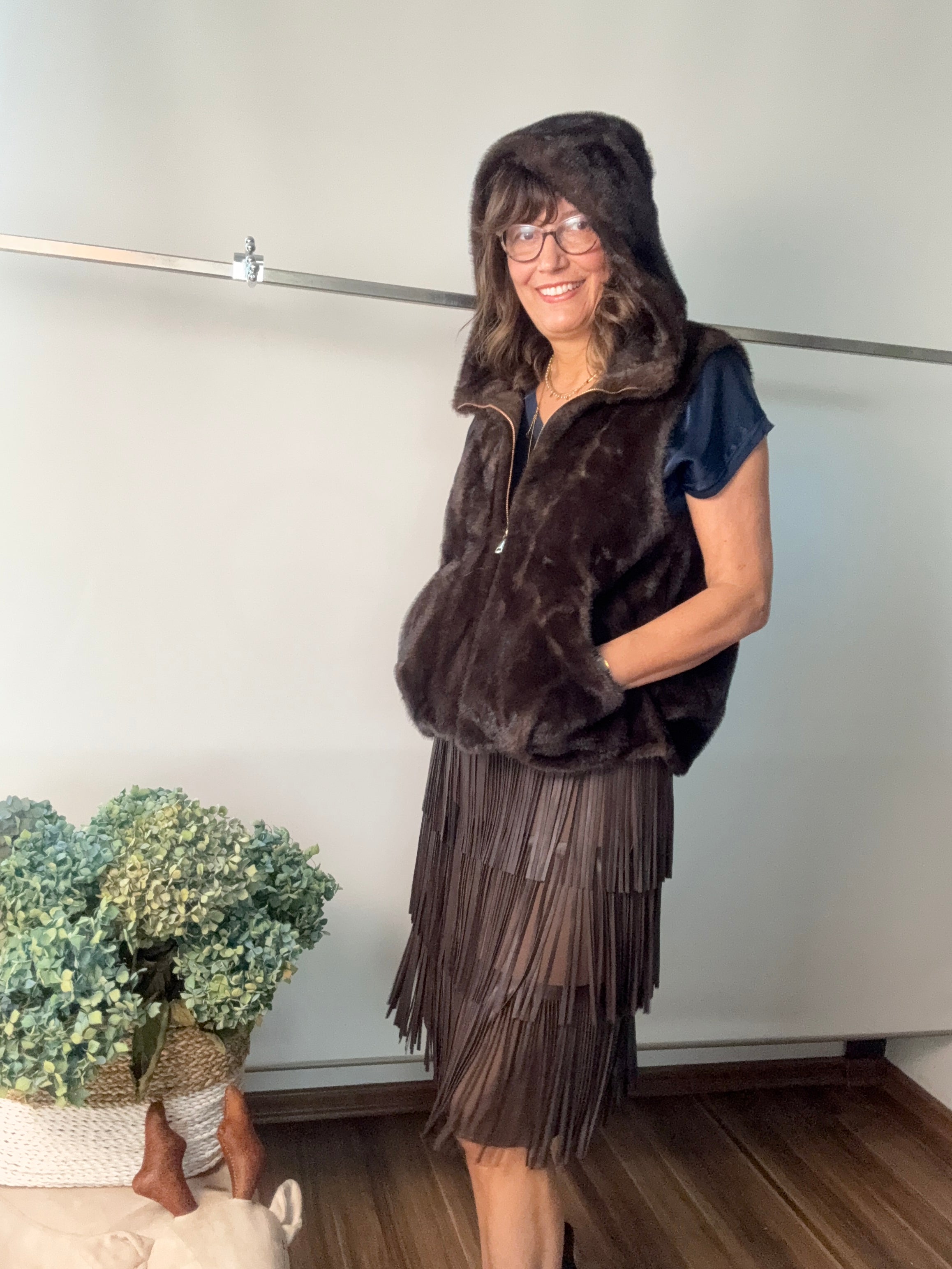Gilet in ecopelliccia con cappuccio