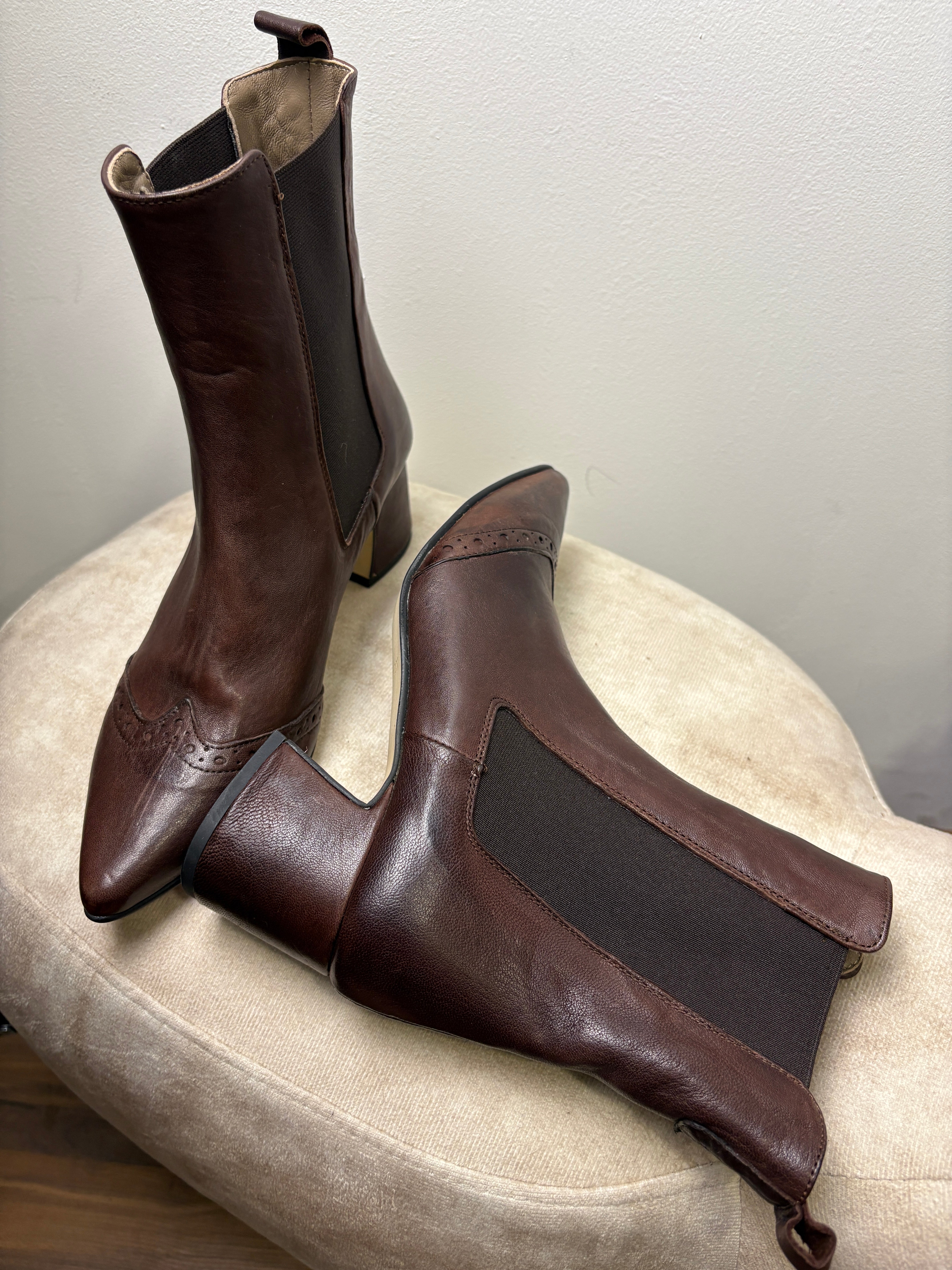 Stivaletto Chelsea in pelle con dettaglio brogue