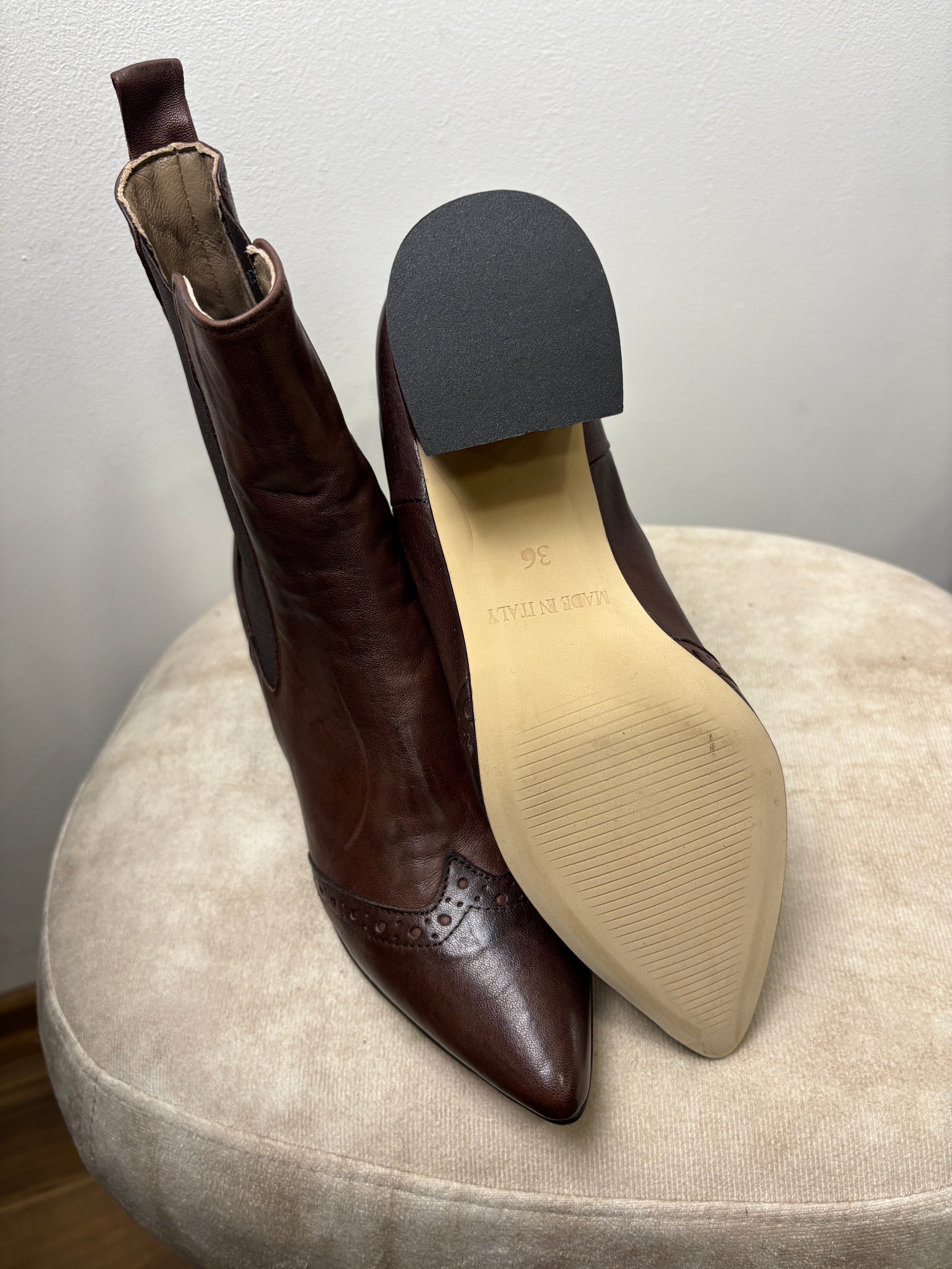 Stivaletto Chelsea in pelle con dettaglio brogue