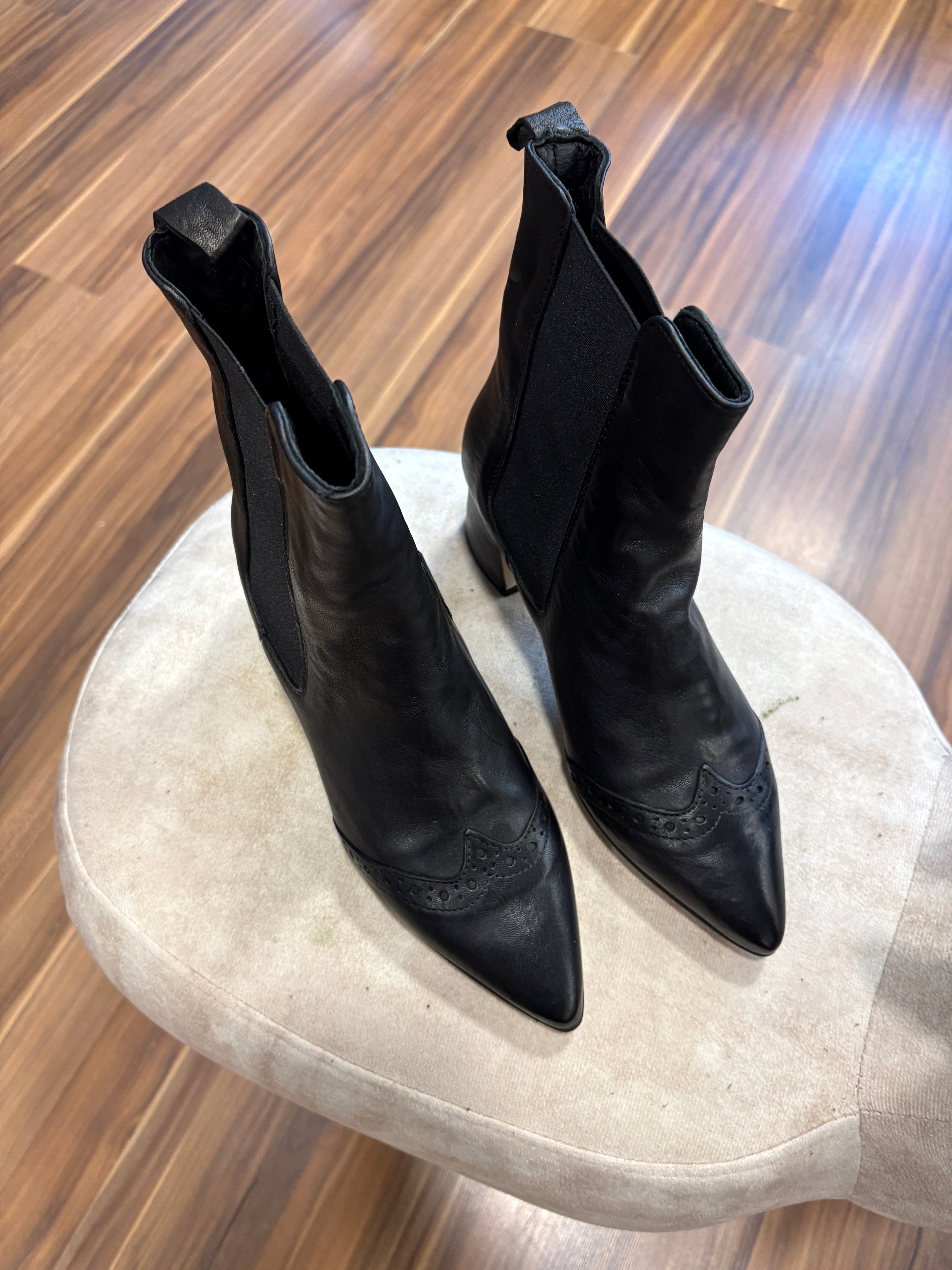 Stivaletto Chelsea in pelle con dettaglio brogue