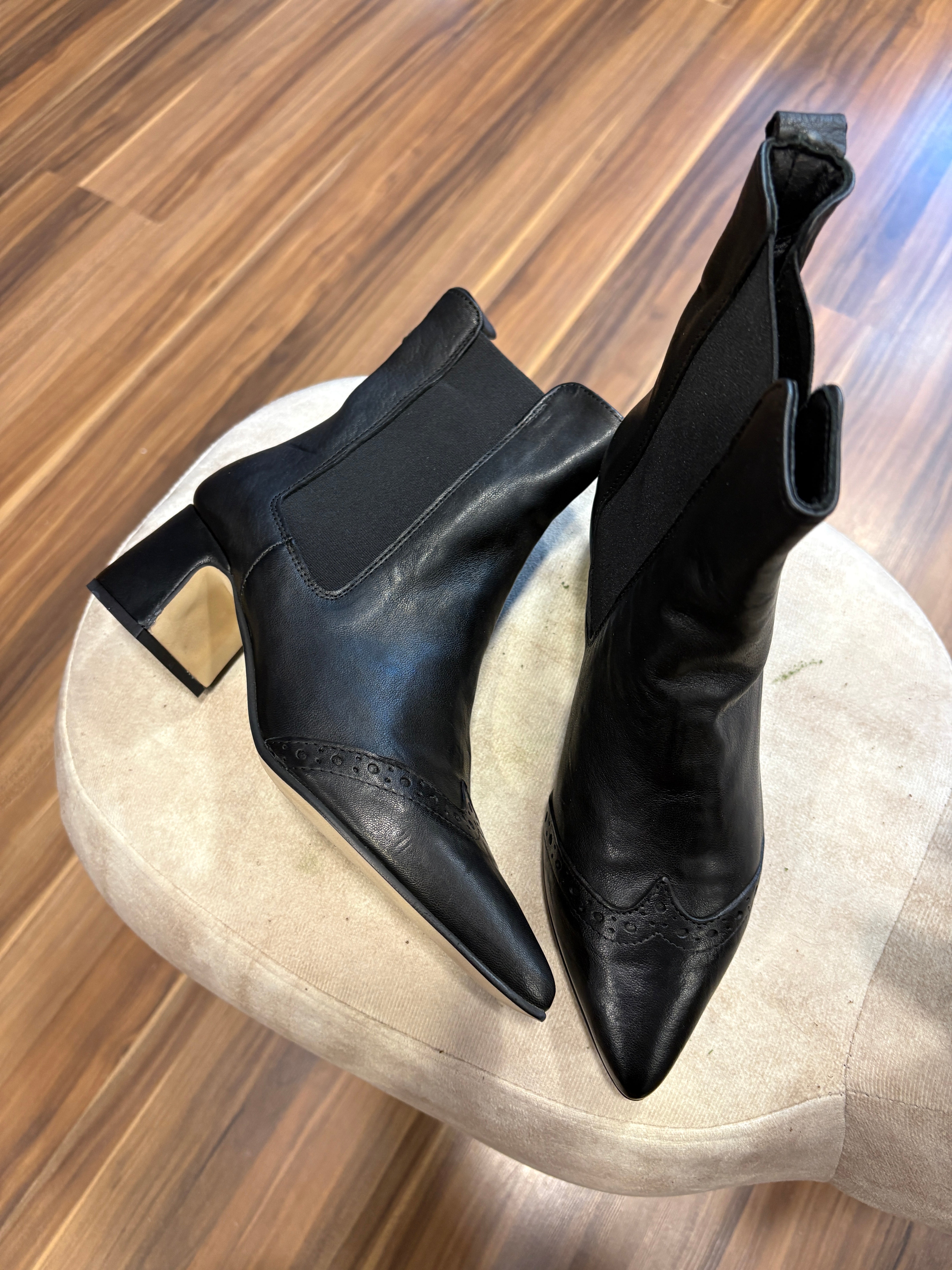 Stivaletto Chelsea in pelle con dettaglio brogue