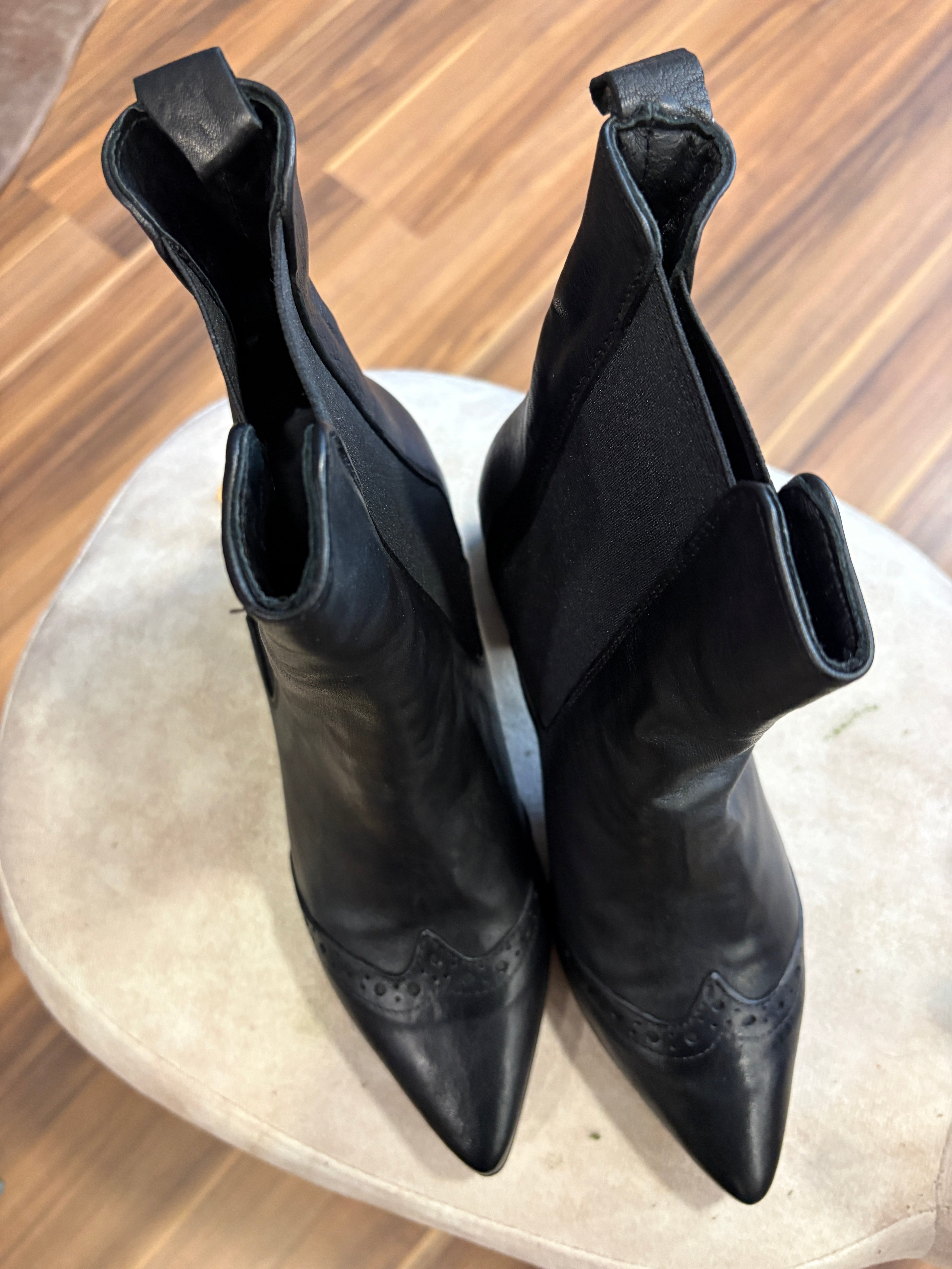 Stivaletto Chelsea in pelle con dettaglio brogue