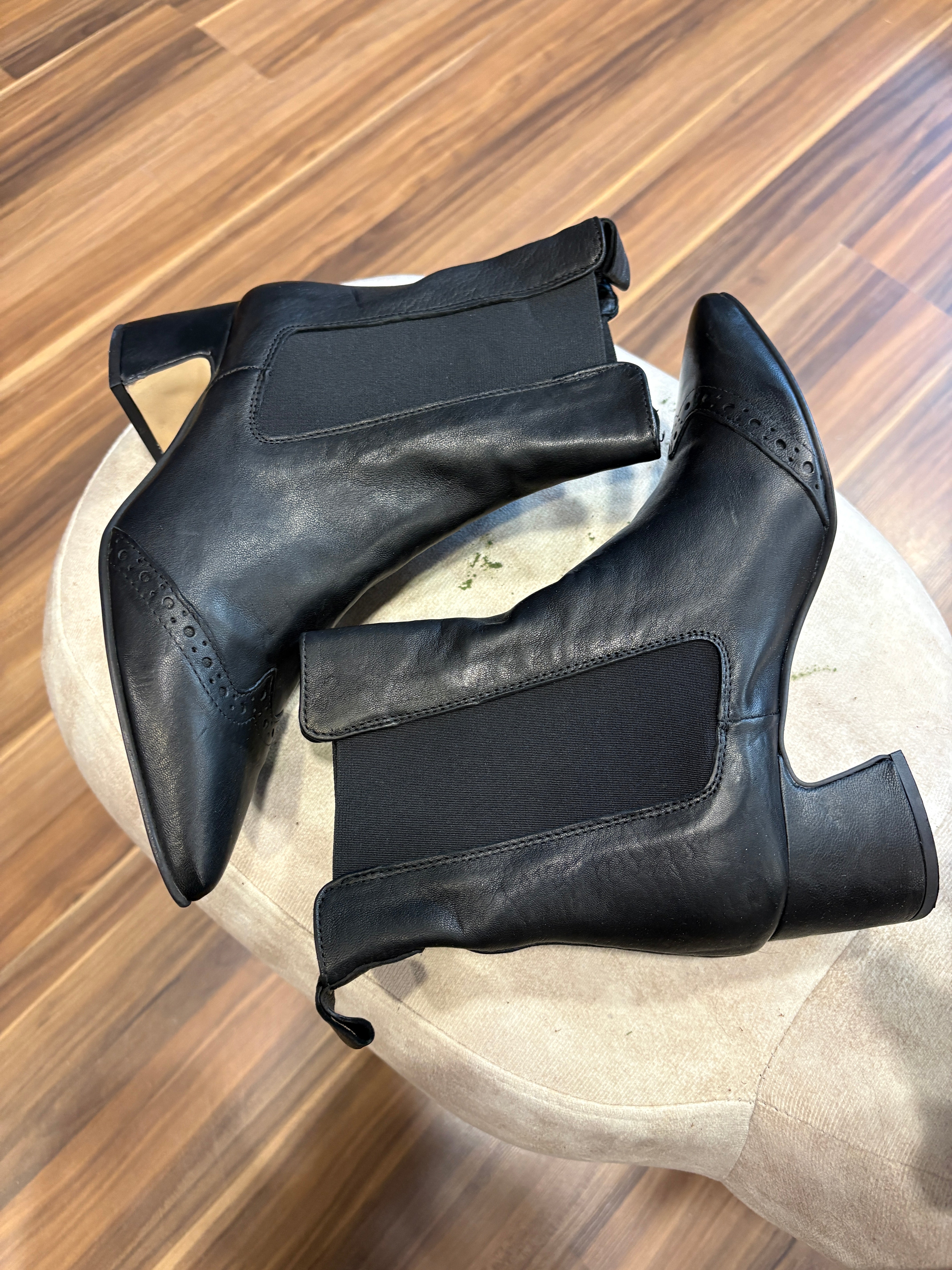Stivaletto Chelsea in pelle con dettaglio brogue