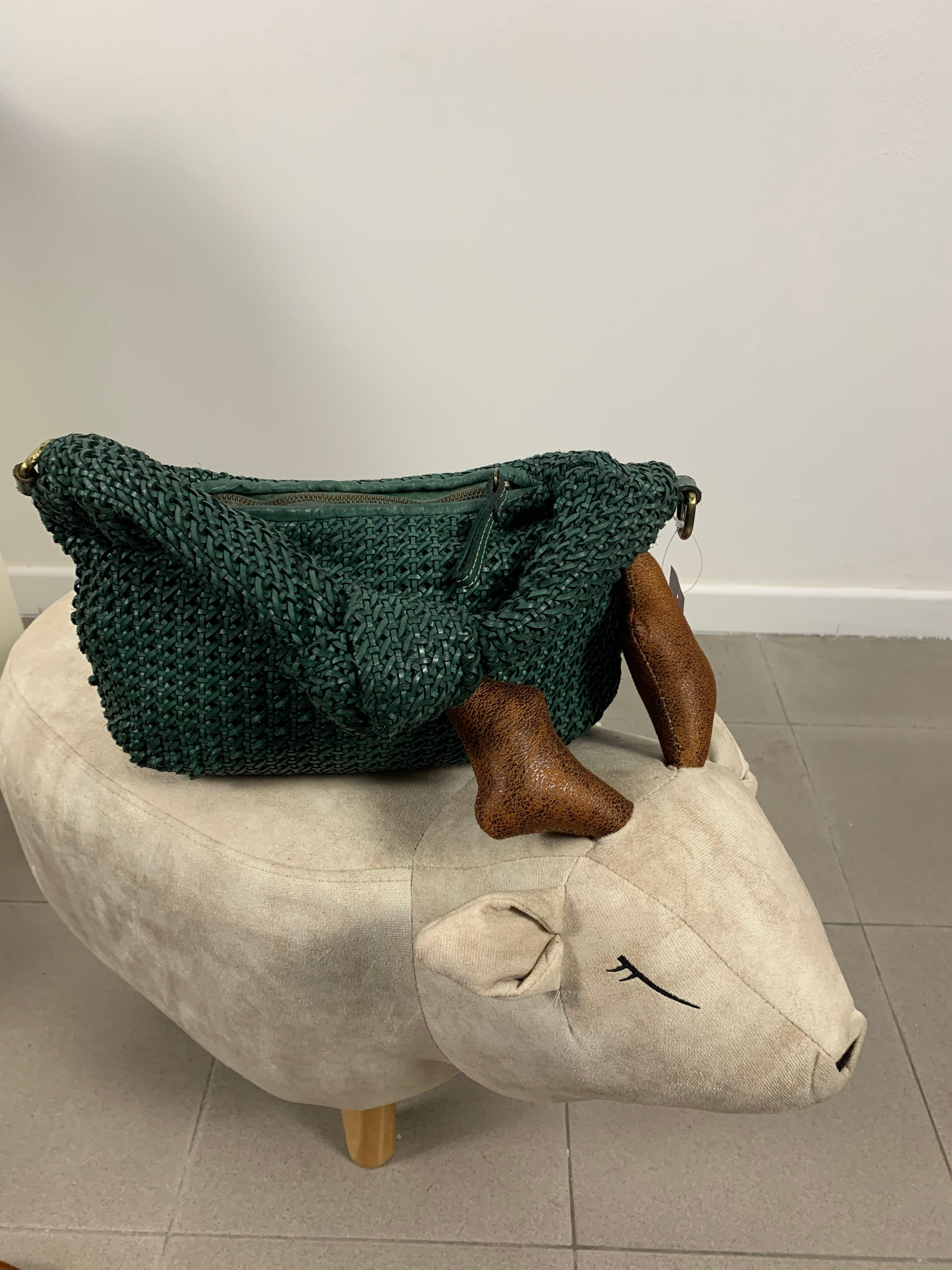 Borsa in pelle intrecciata con nodo sul manico