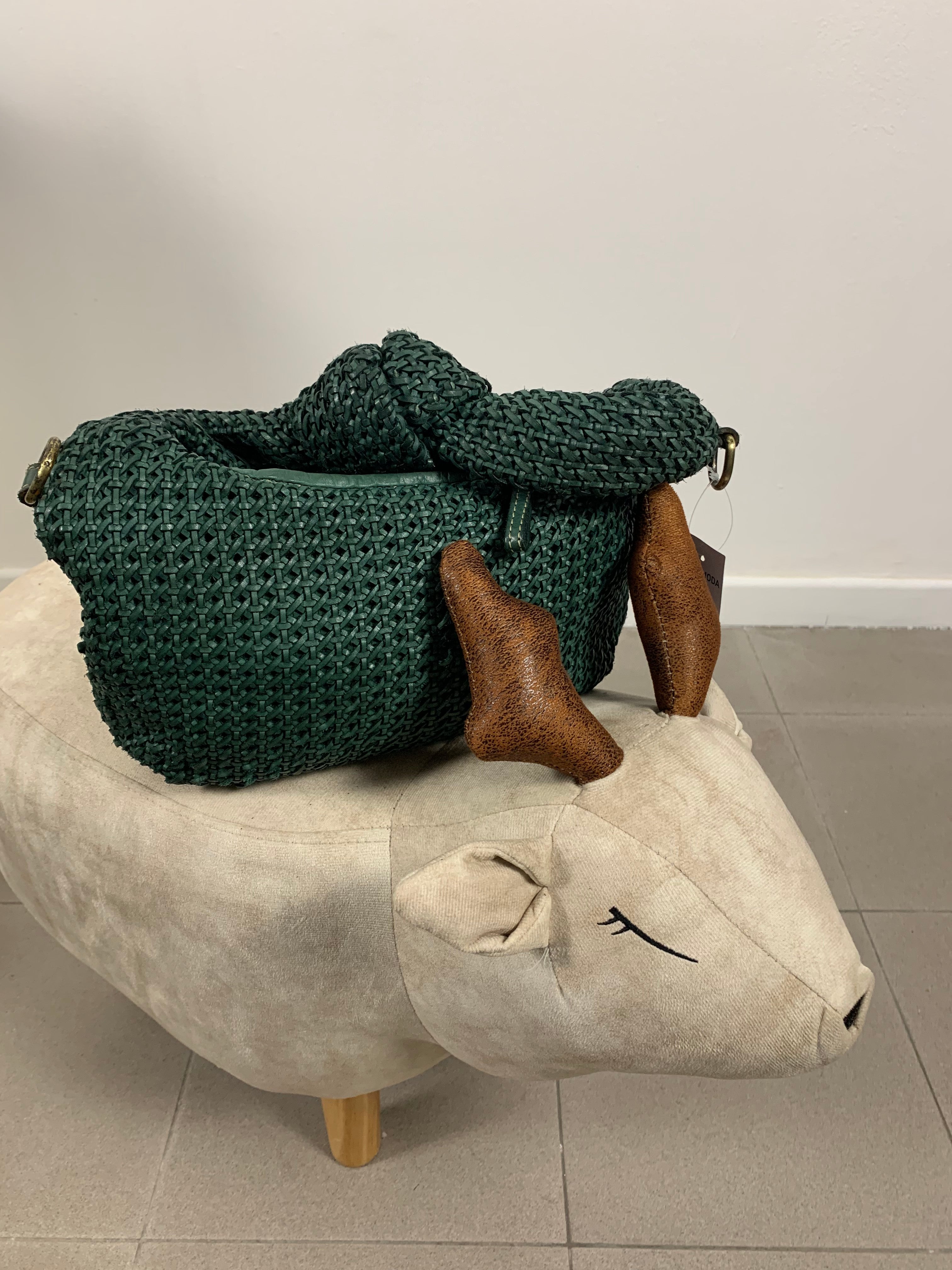 Borsa in pelle intrecciata con nodo sul manico