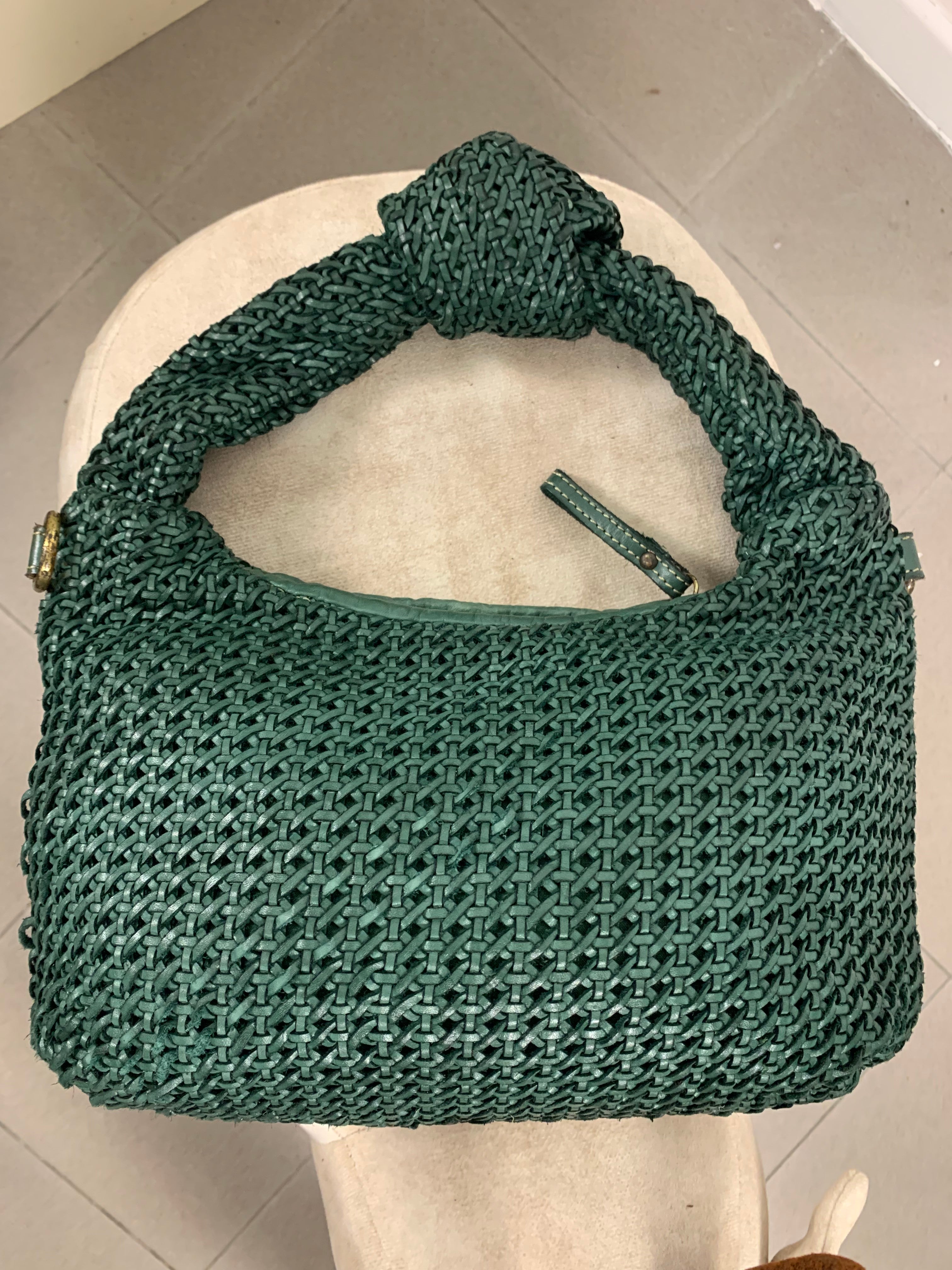 Borsa in pelle intrecciata con nodo sul manico