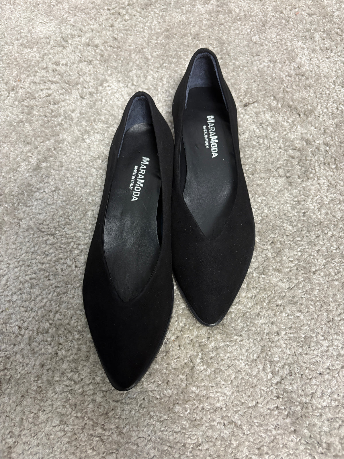 Ballerina Paola in pelle scamosciata nera con scollatura a V
