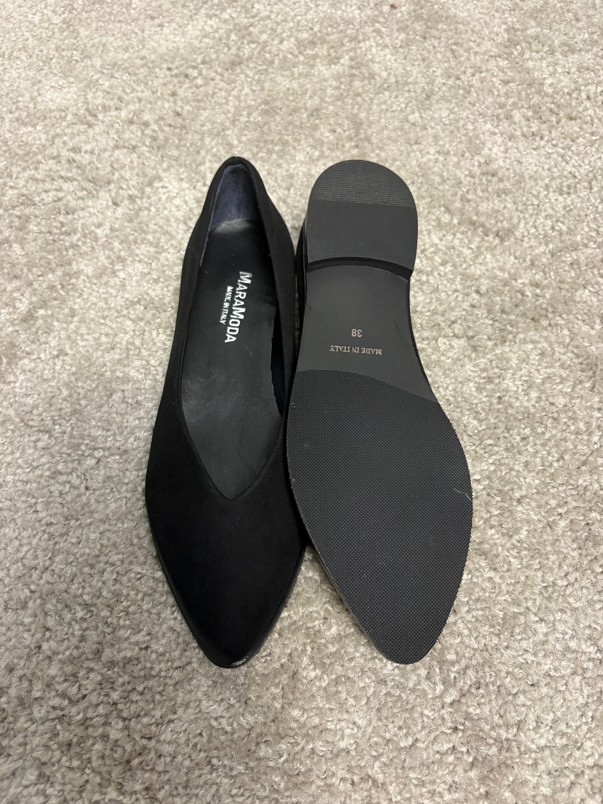 Ballerina Paola in pelle scamosciata nera con scollatura a V
