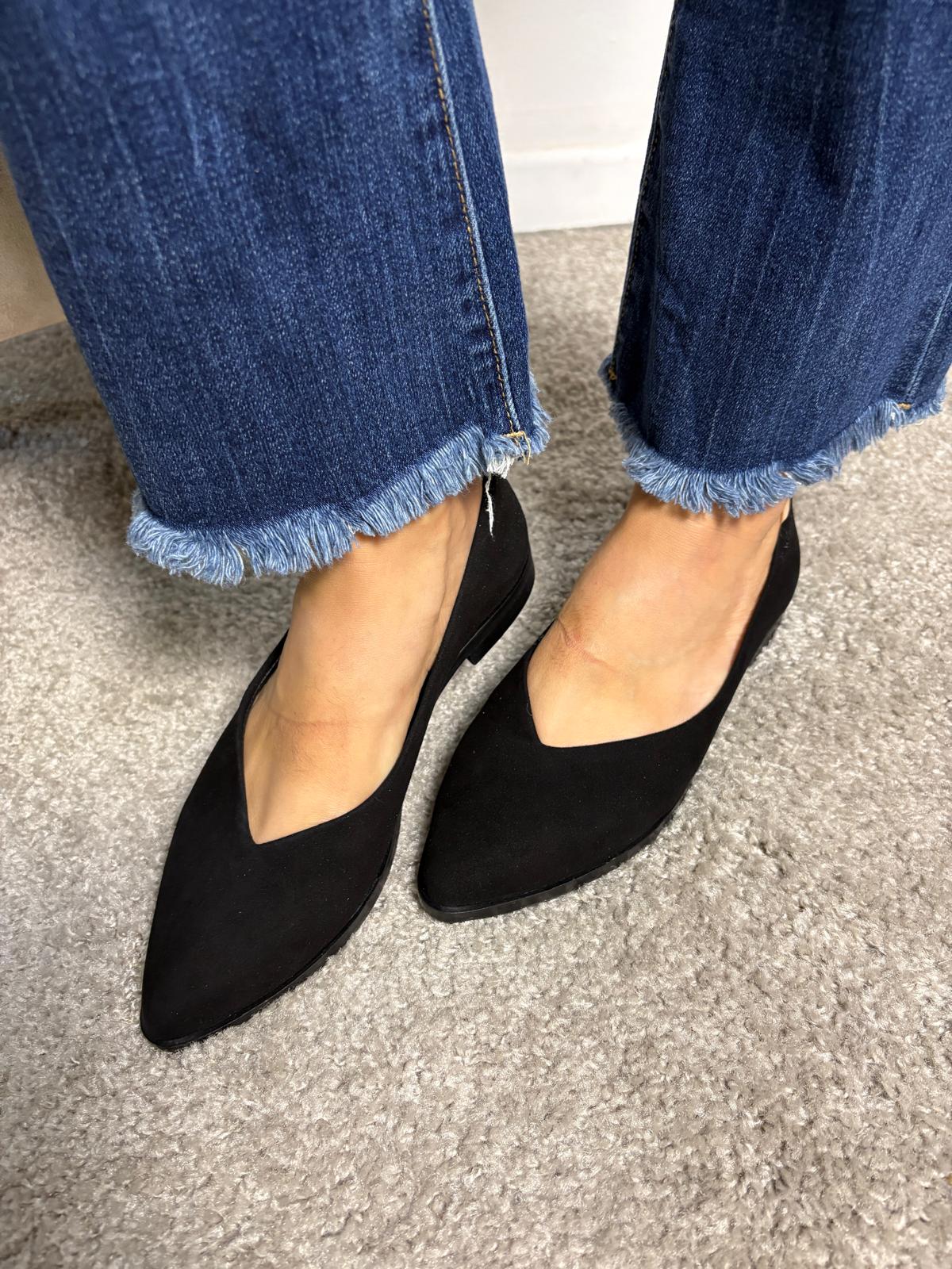 Ballerina Paola in pelle scamosciata nera con scollatura a V