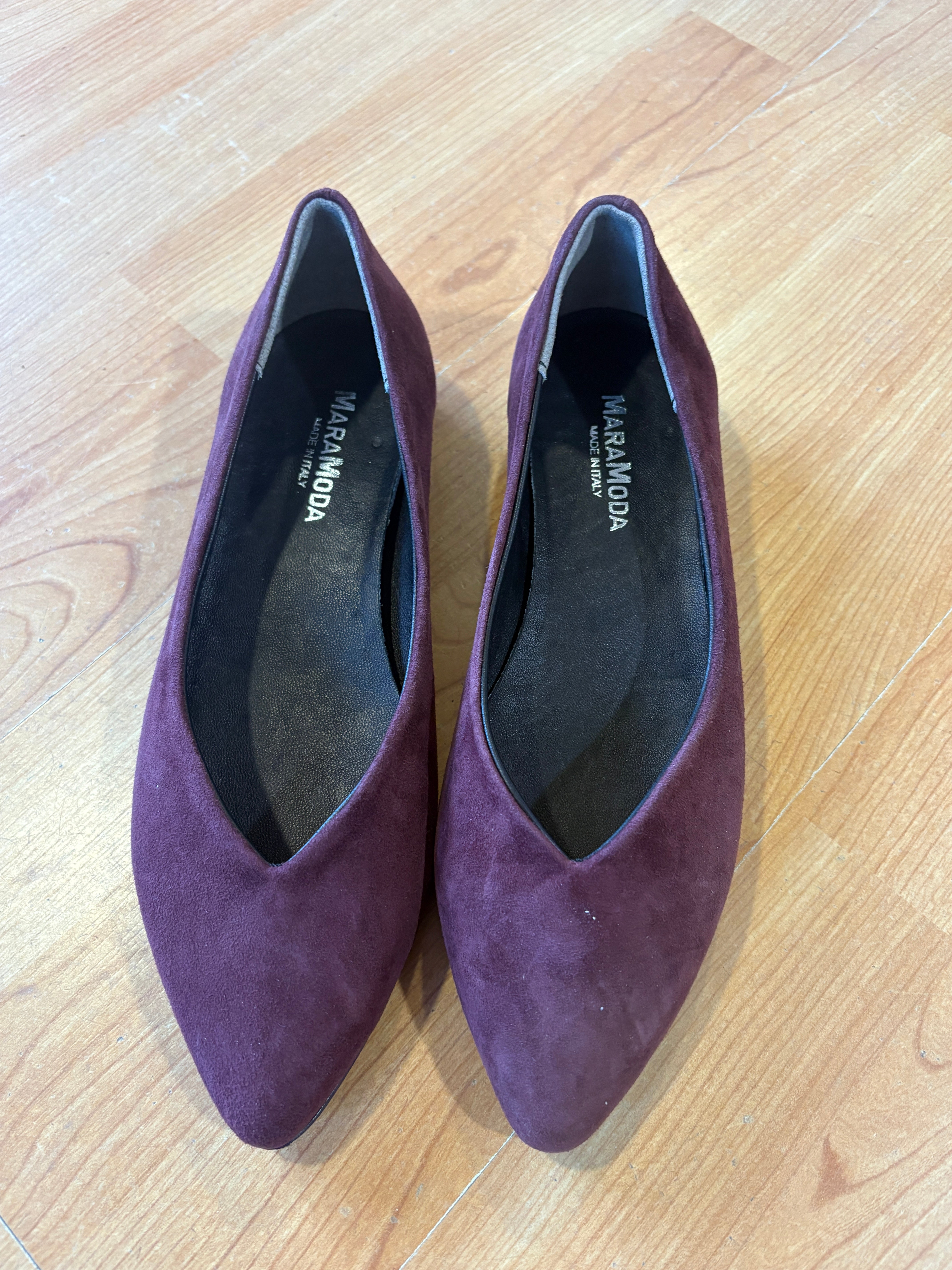 Ballerina Patrizia a punta in camoscio con scollo a V