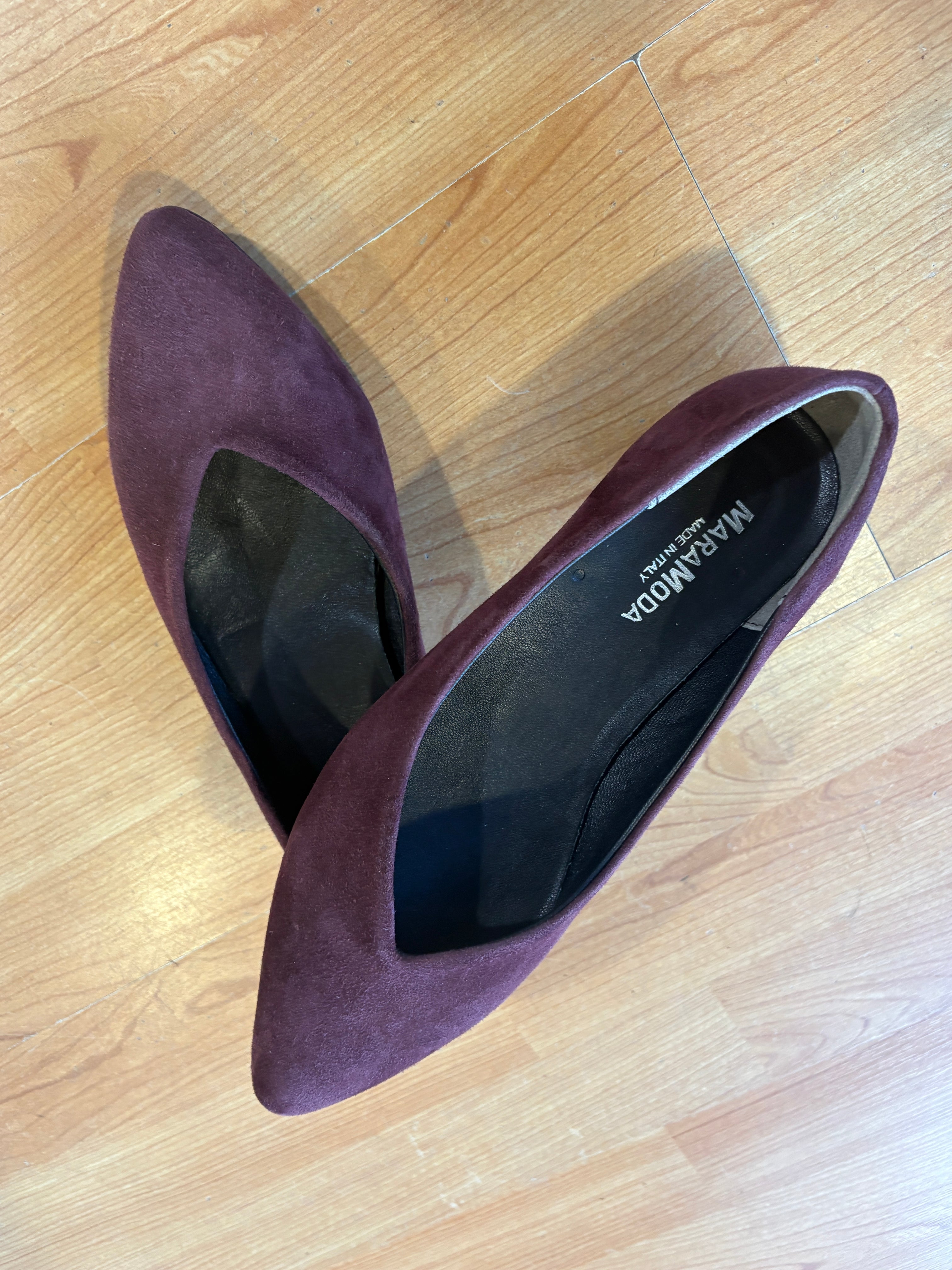 Ballerina Patrizia a punta in camoscio con scollo a V