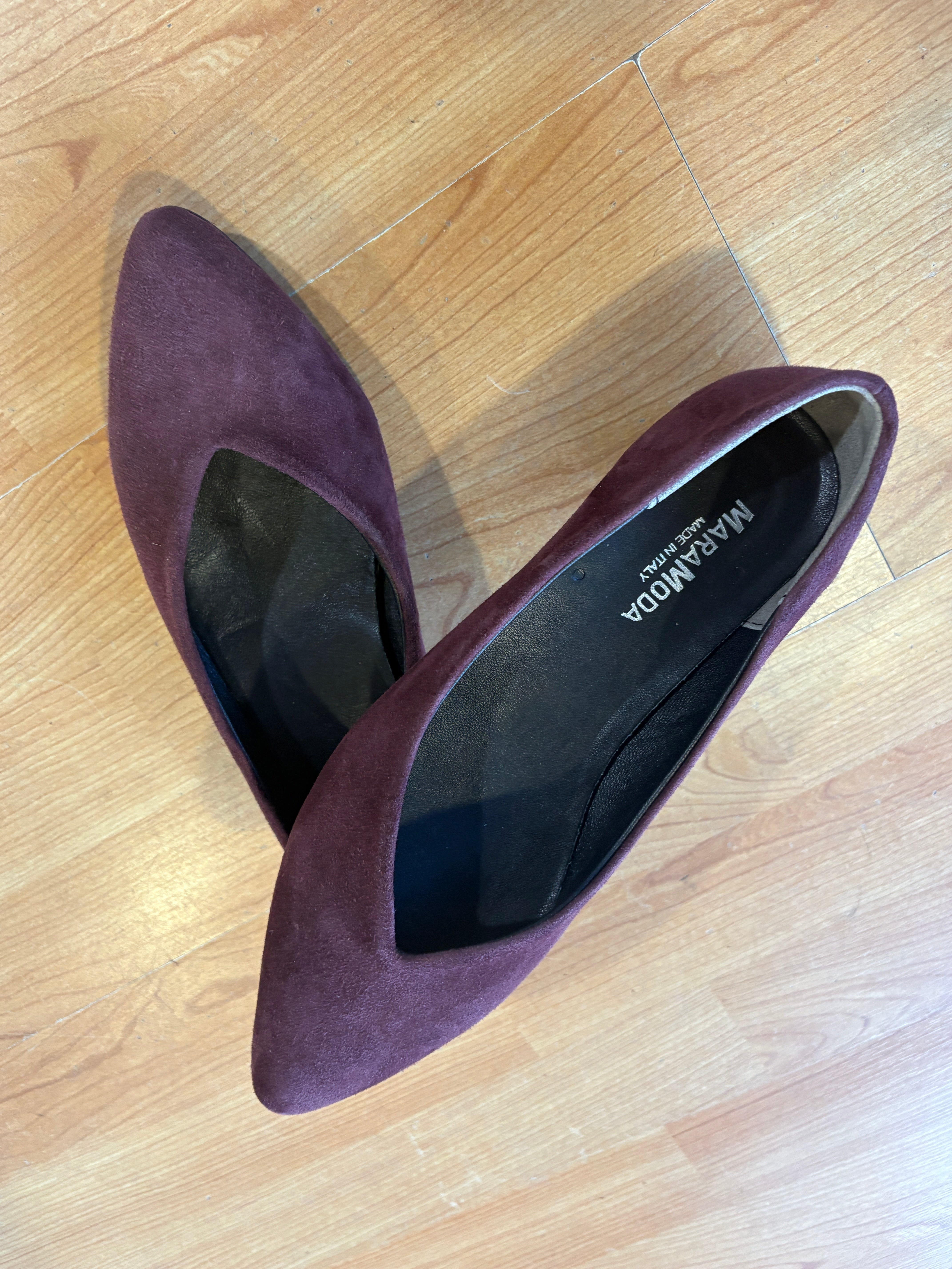 Ballerina Patrizia a punta in camoscio con scollo a V