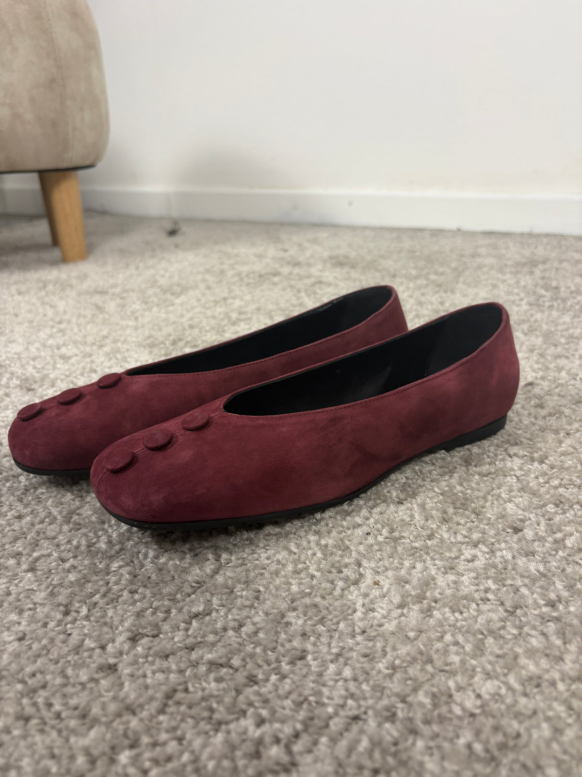 Ballerina in camoscio bordeaux con bottoncini decorativi