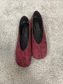 Ballerina in camoscio bordeaux con bottoncini decorativi