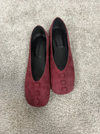 Ballerina in camoscio bordeaux con bottoncini decorativi
