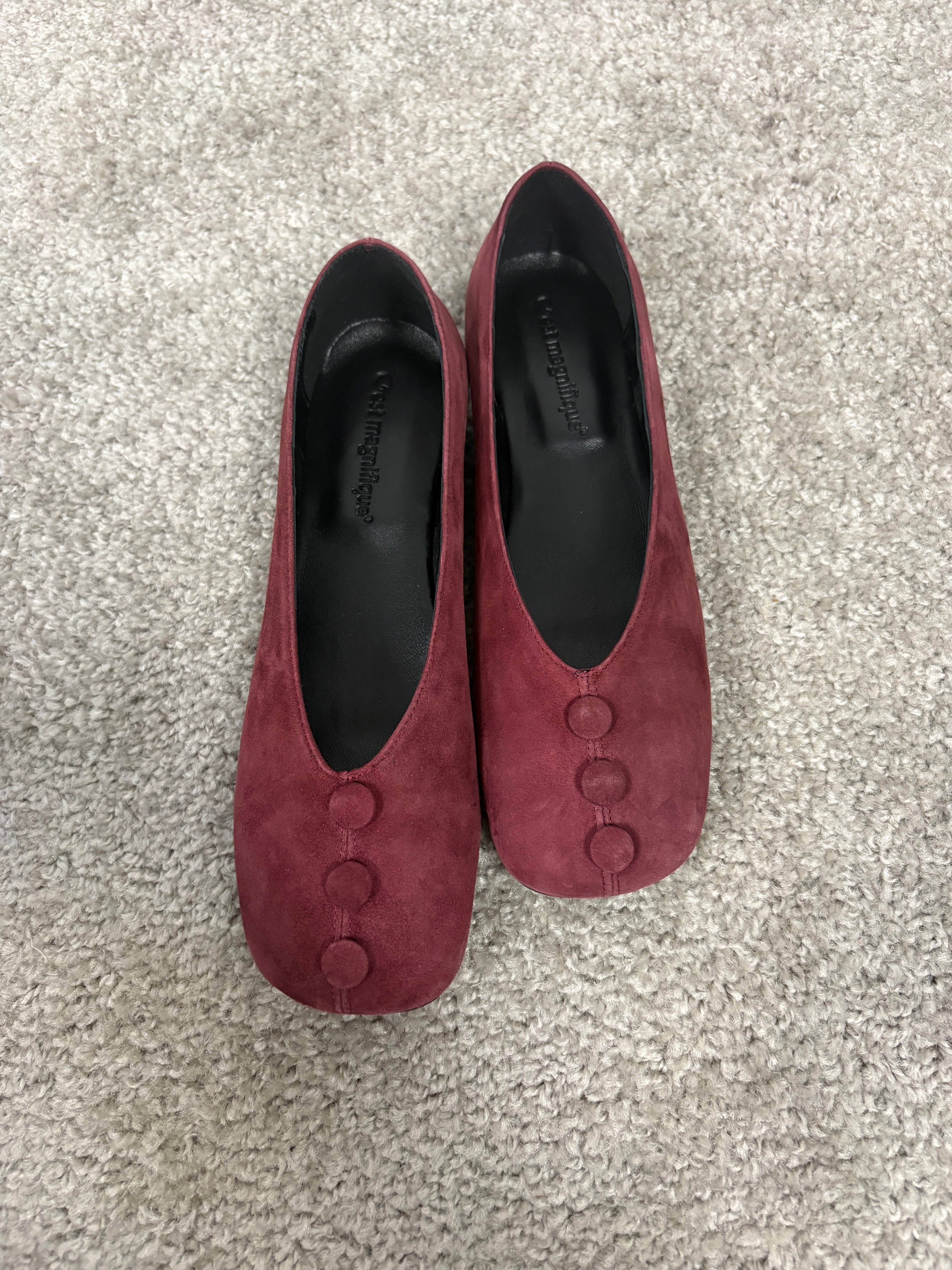 Ballerina in camoscio bordeaux con bottoncini decorativi