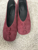 Ballerina in camoscio bordeaux con bottoncini decorativi