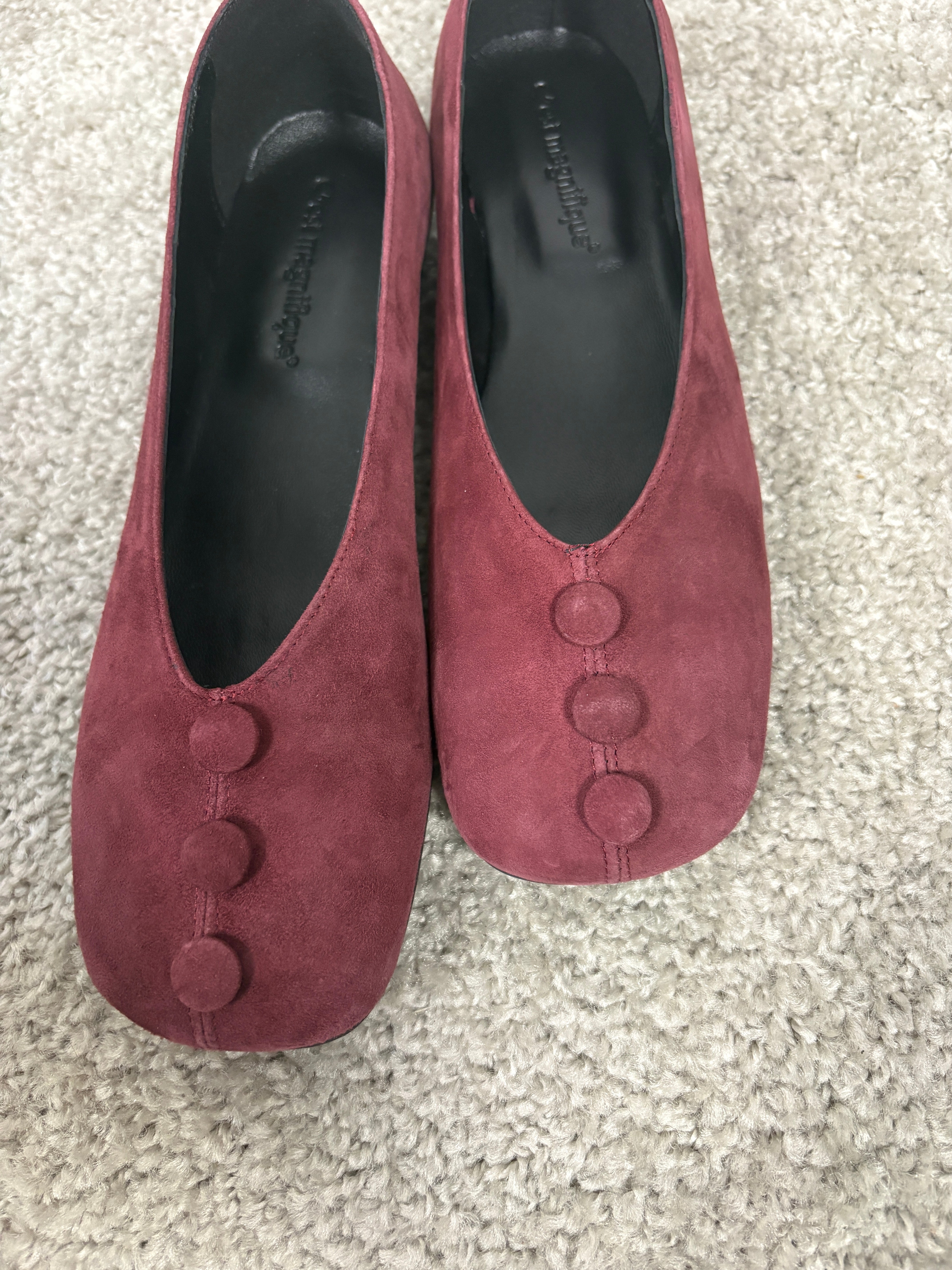 Ballerina in camoscio bordeaux con bottoncini decorativi