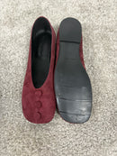 Ballerina in camoscio bordeaux con bottoncini decorativi