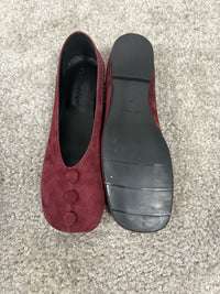 Ballerina in camoscio bordeaux con bottoncini decorativi