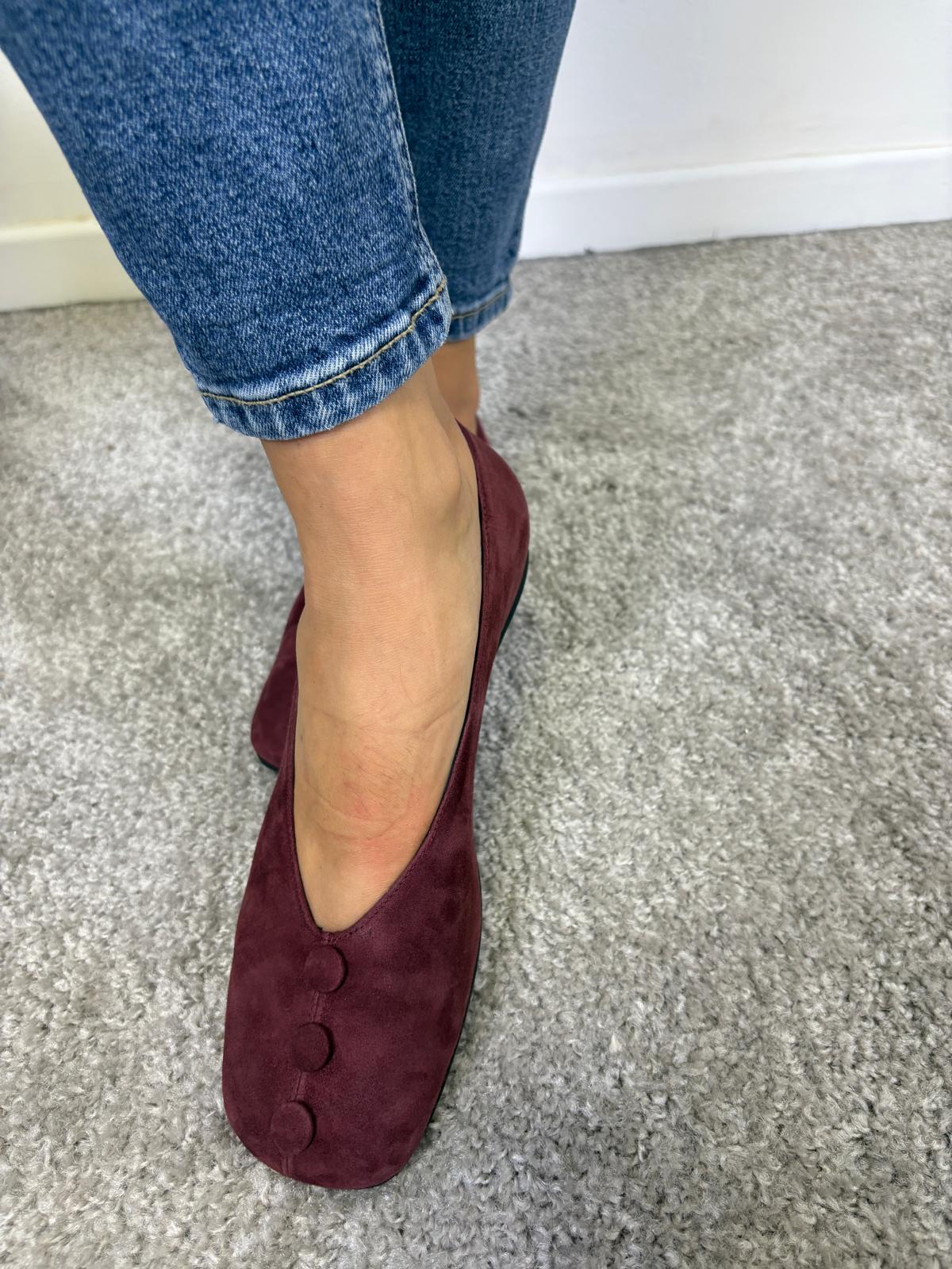 Ballerina in camoscio bordeaux con bottoncini decorativi