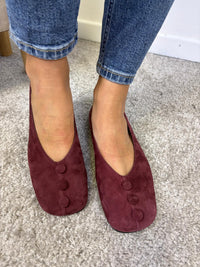 Ballerina in camoscio bordeaux con bottoncini decorativi