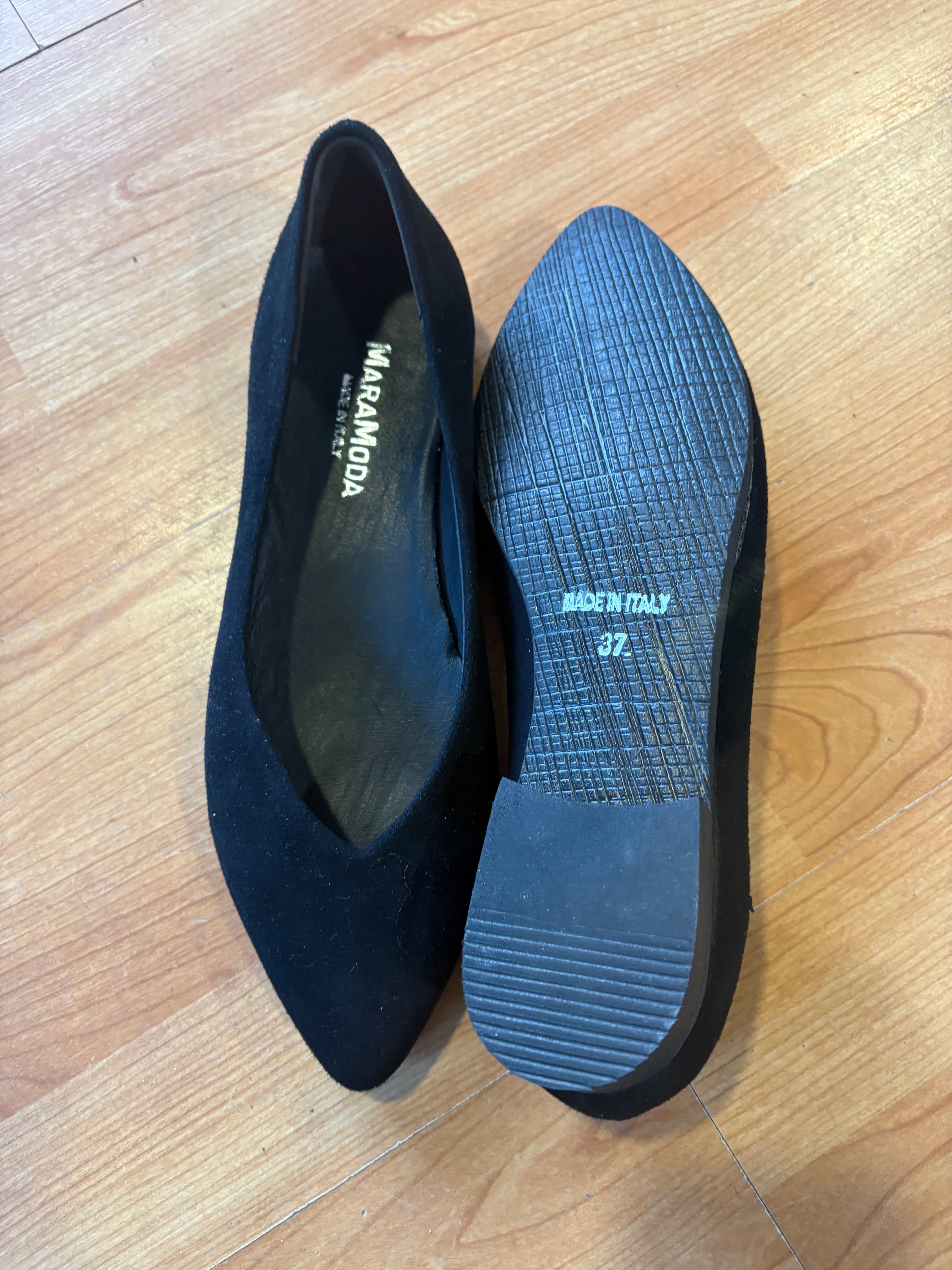 Ballerina Patrizia a punta in camoscio con scollo a V