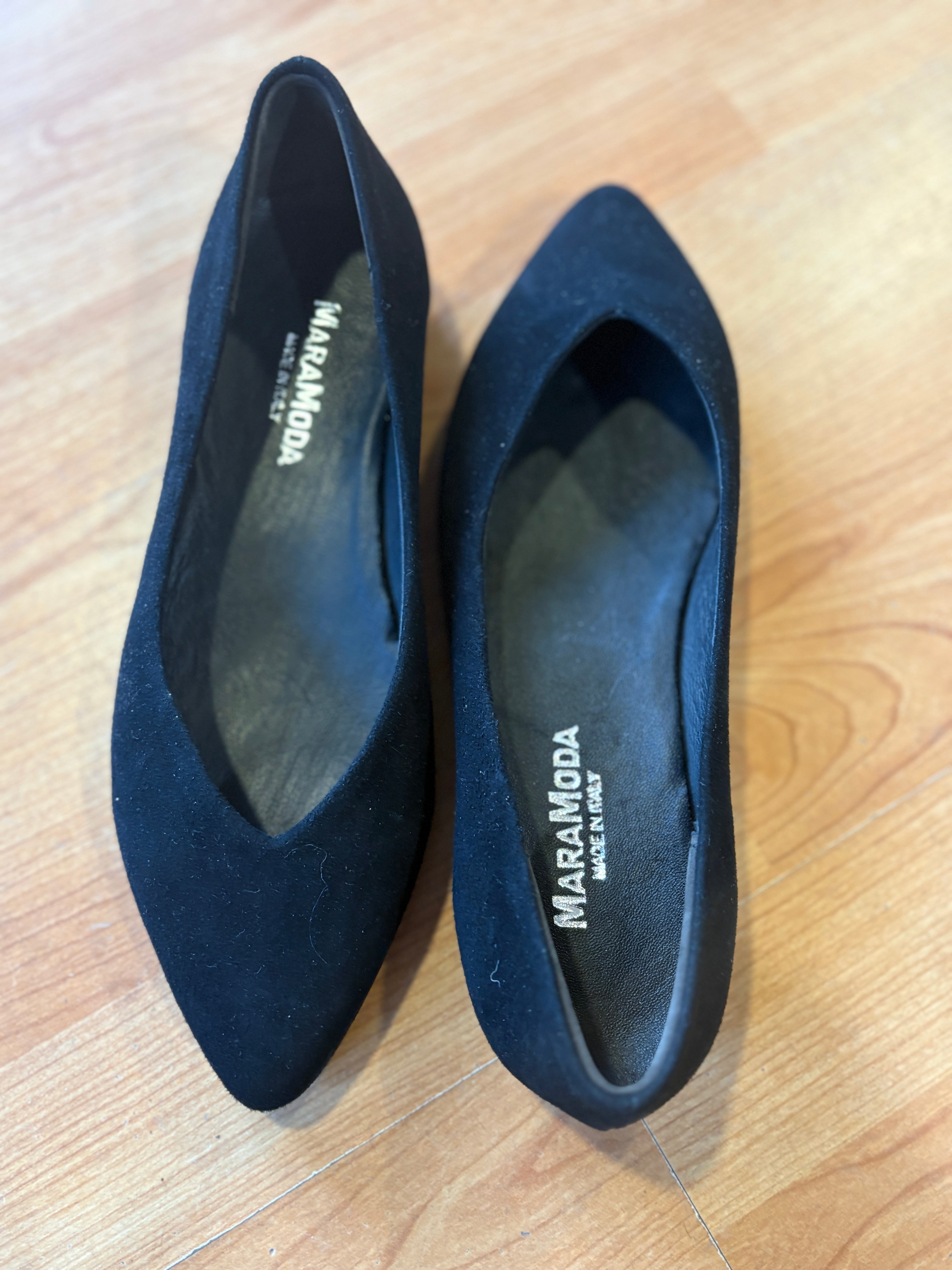 Ballerina Patrizia a punta in camoscio con scollo a V