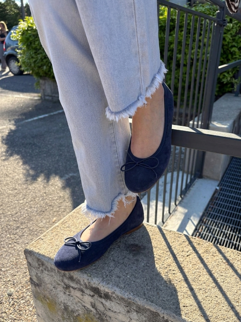 Ballerina in camoscio con profilo elastico e fiocchetto
