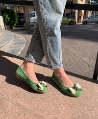 Ballerina in camoscio con fiocco gros-grain
