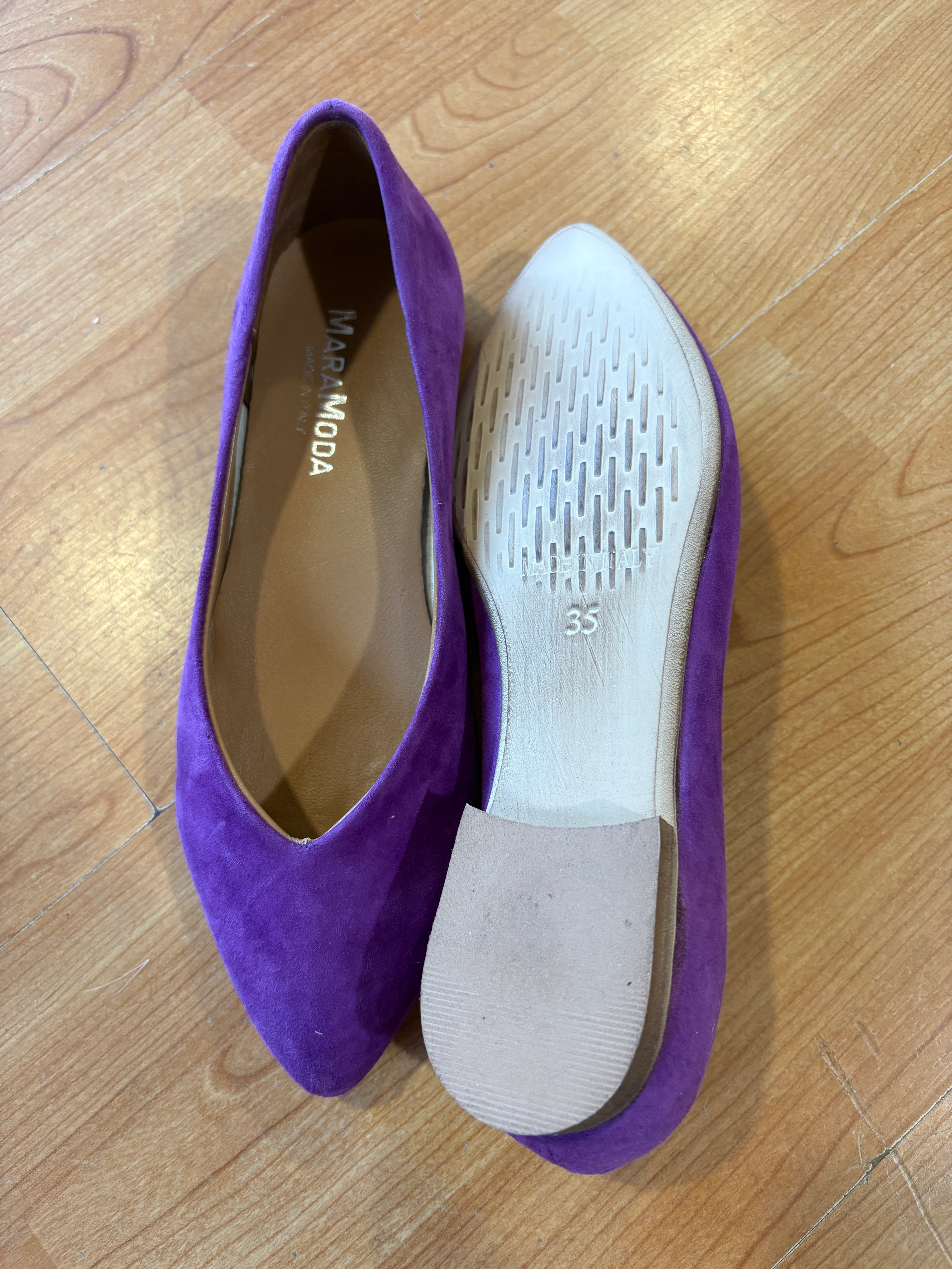 Ballerina Patrizia a punta in camoscio con scollo a V