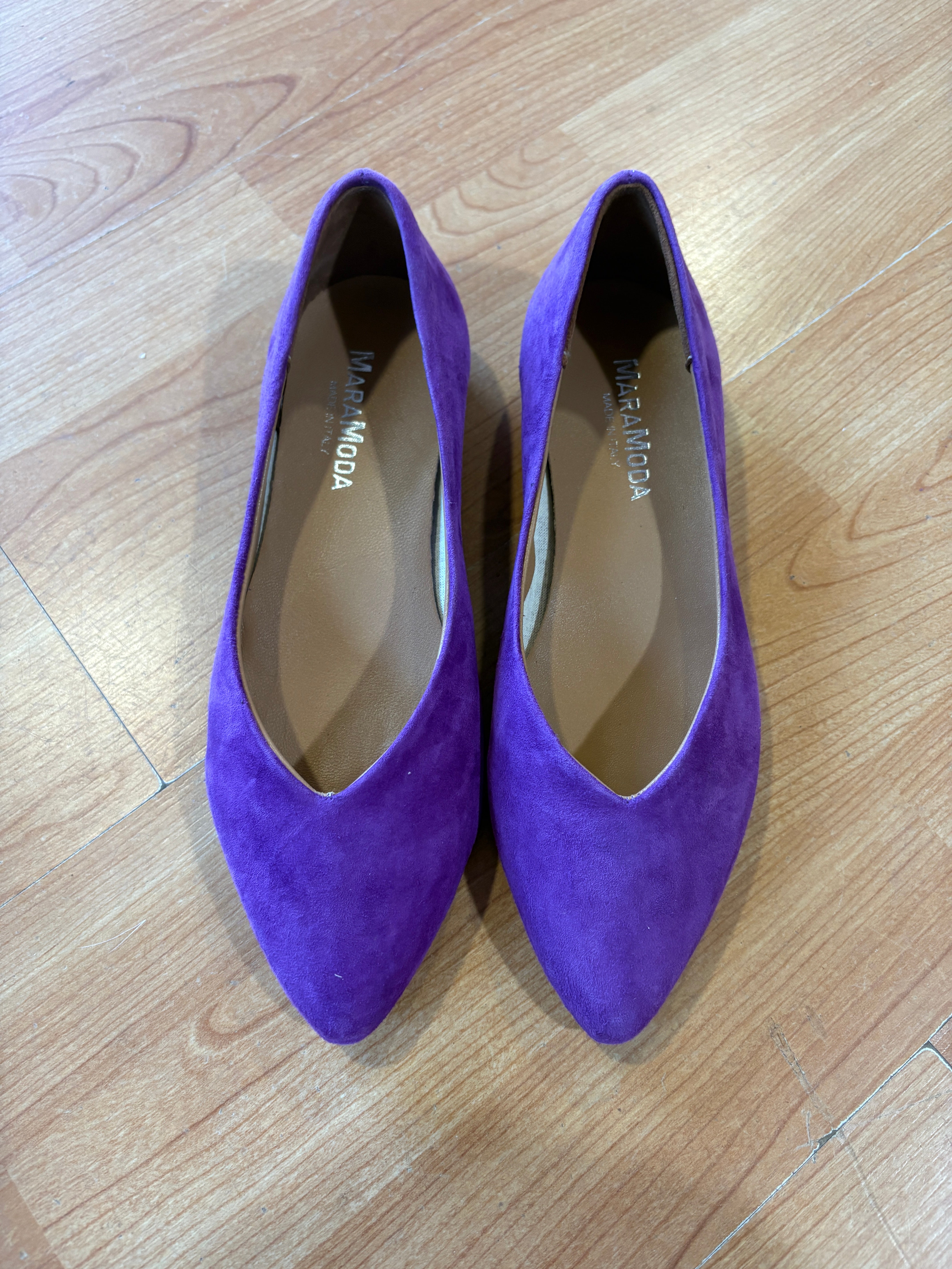 Ballerina Patrizia a punta in camoscio con scollo a V