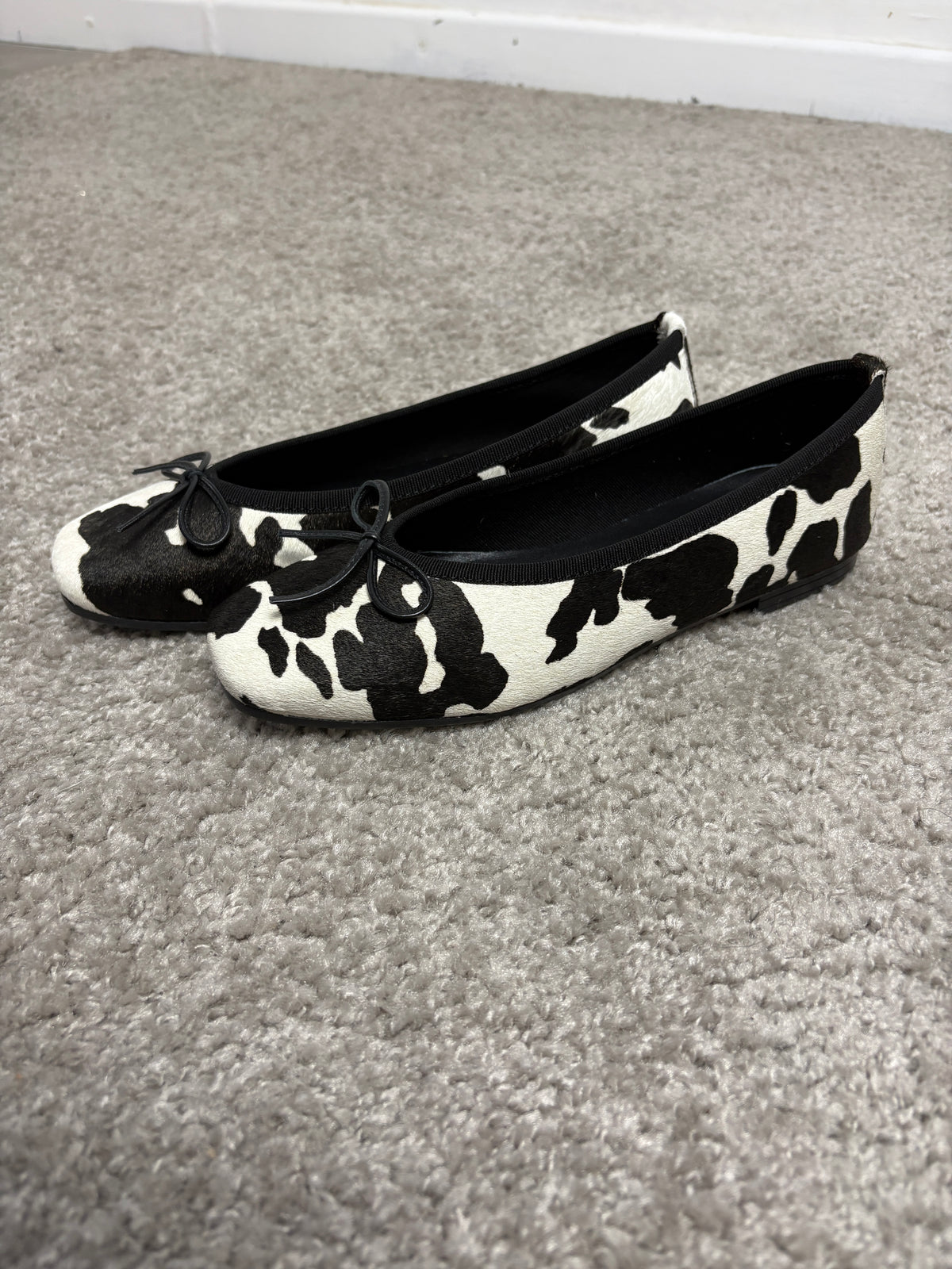 Ballerina in cavallino stampa mucca con fiocchetto in pelle