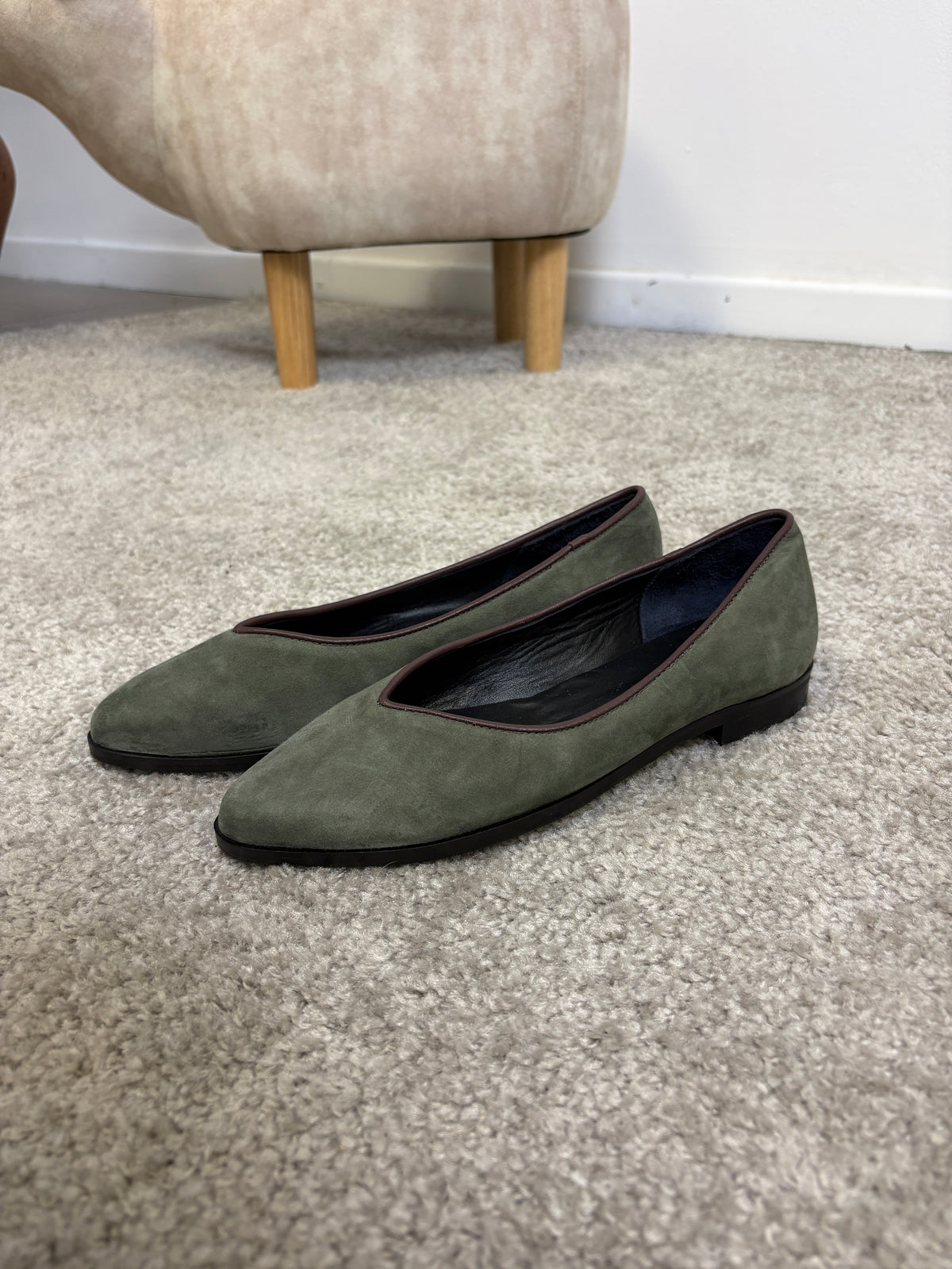 Ballerina Paola in pelle scamosciata bordeaux con bordo in pelle