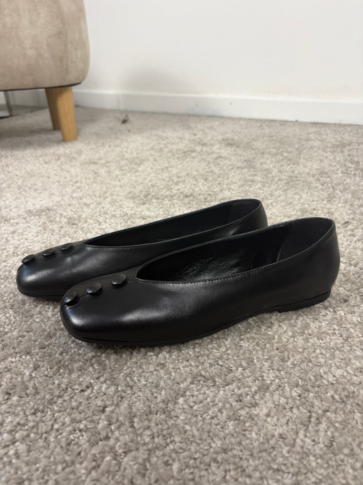 Ballerina in pelle nera con bottoncini decorativi