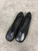 Ballerina in pelle nera con bottoncini decorativi