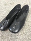 Ballerina in pelle nera con bottoncini decorativi