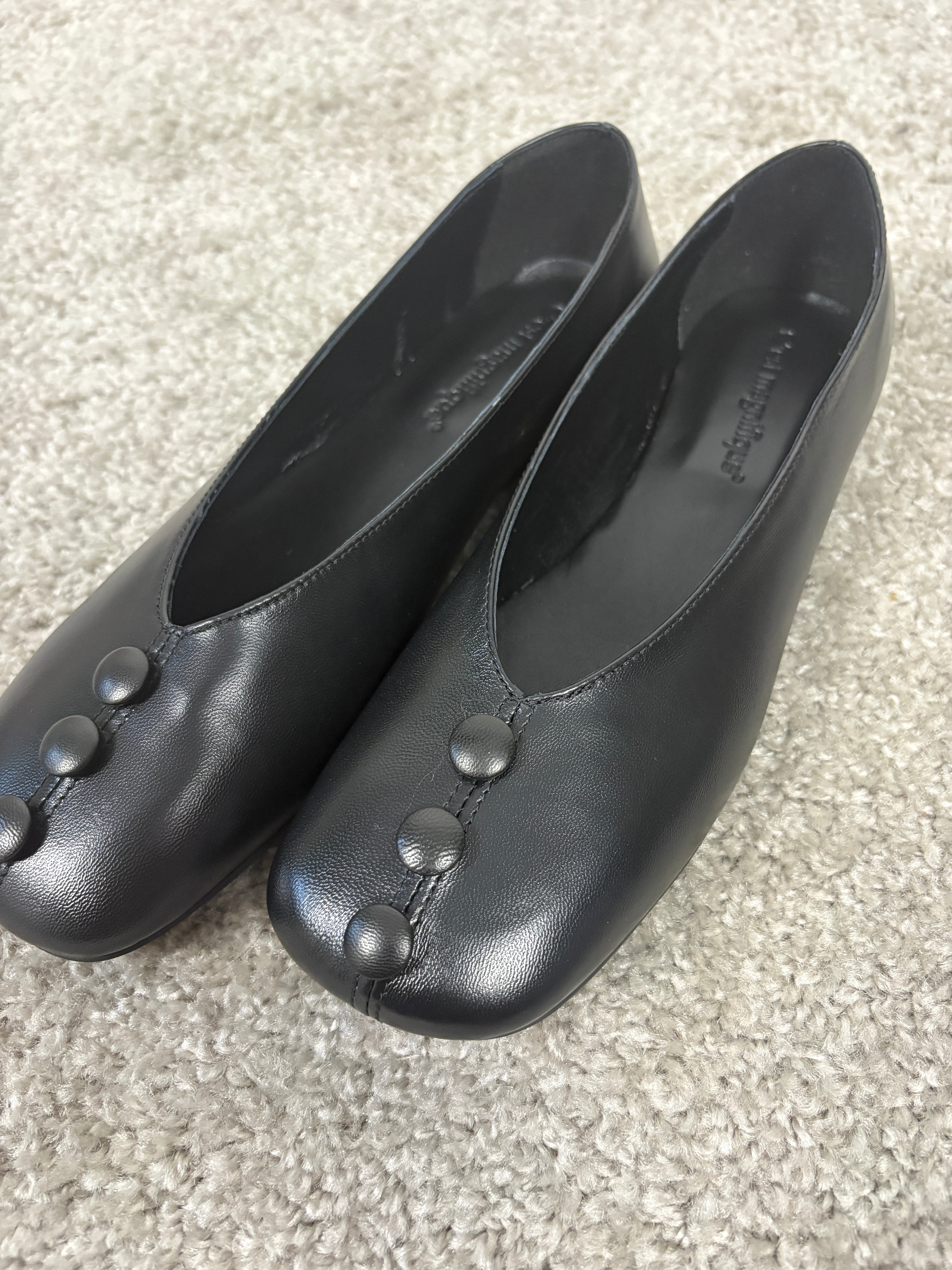 Ballerina in pelle nera con bottoncini decorativi