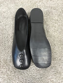 Ballerina in pelle nera con bottoncini decorativi